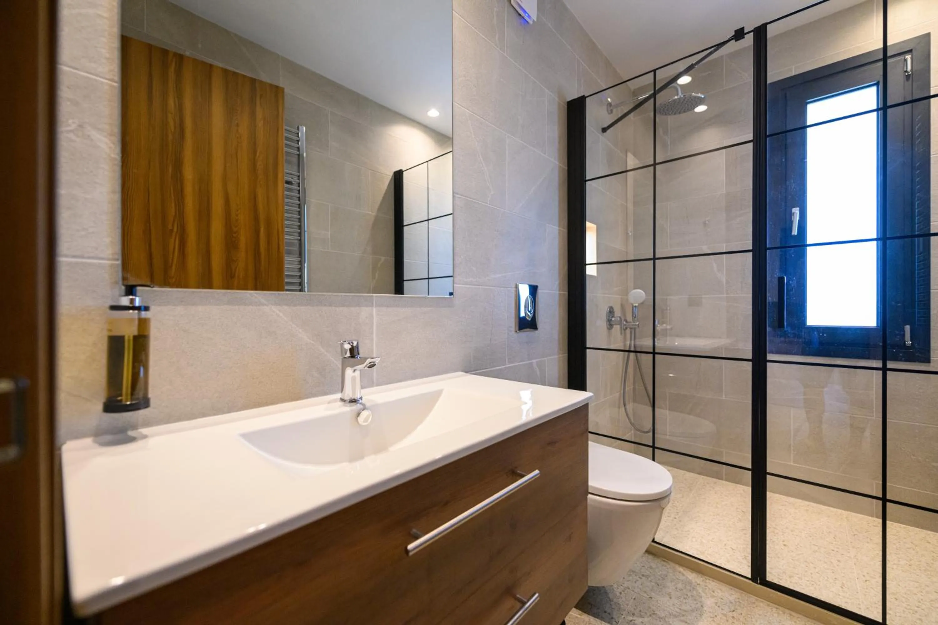 Shower in Evripidou 7 - Kalamata Mediterranean Suites