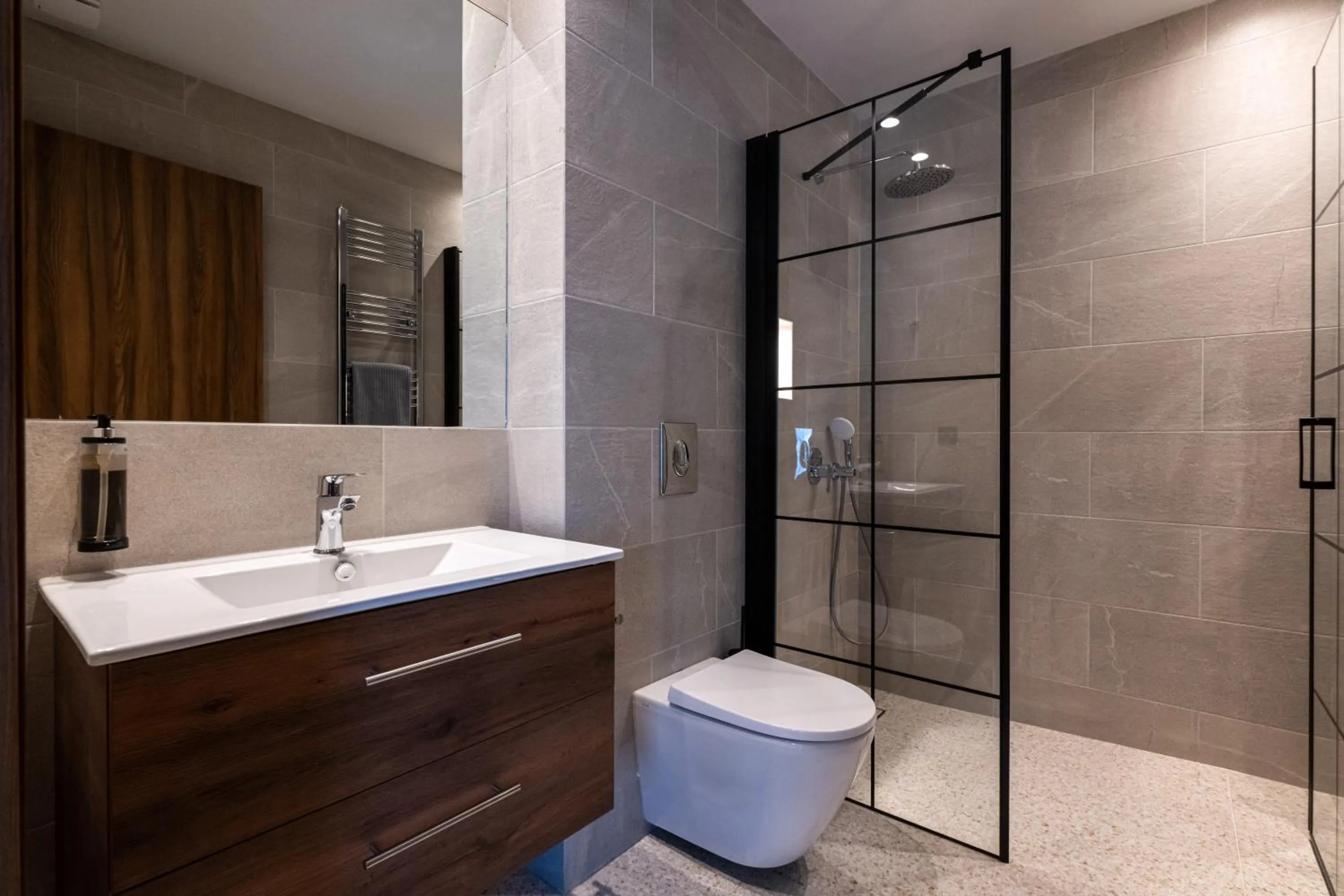 Shower in Evripidou 7 - Kalamata Mediterranean Suites