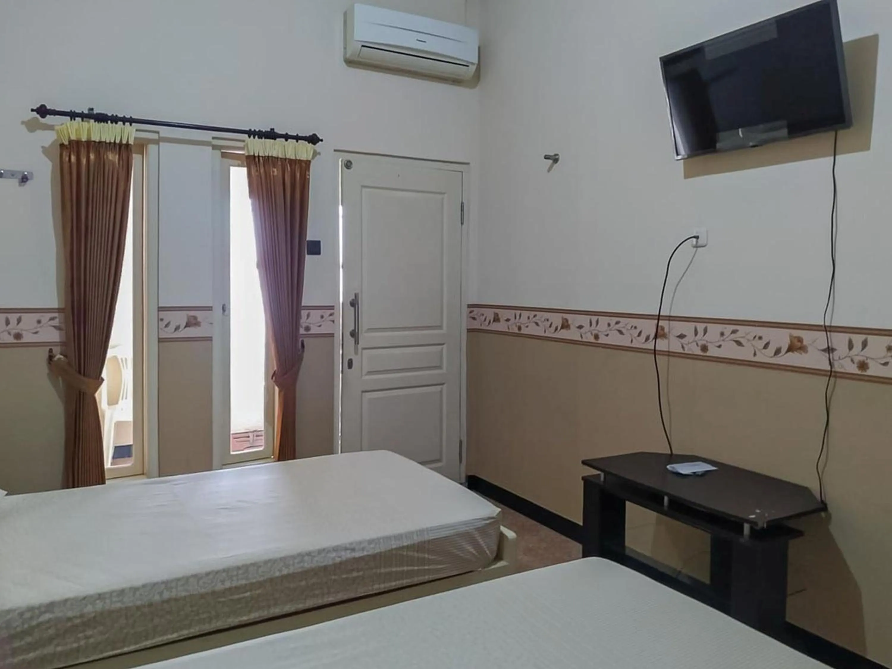 Bedroom, Bed in RedDoorz Syariah near Pasar Sleko Madiun