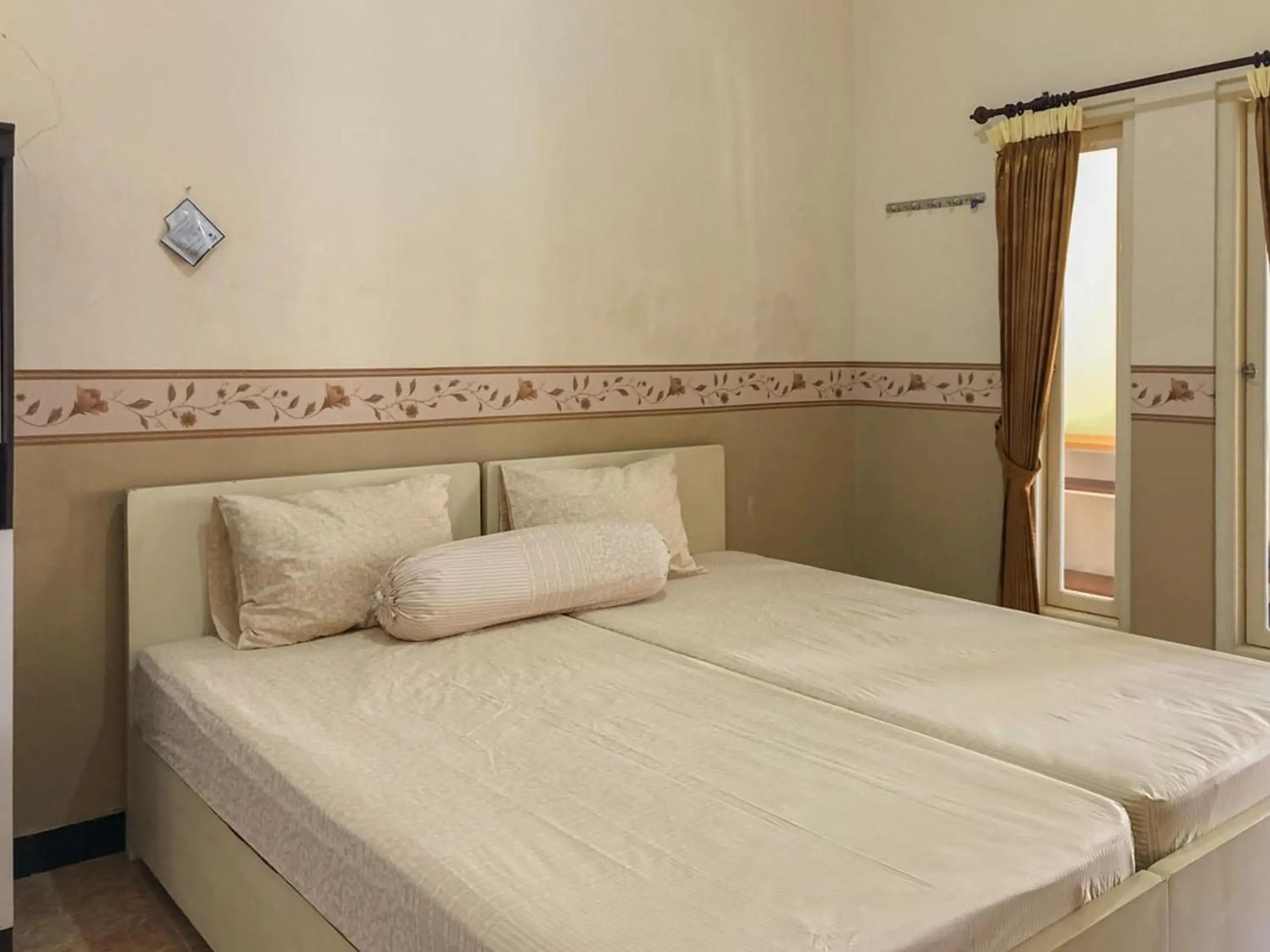 Bedroom, Bed in RedDoorz Syariah near Pasar Sleko Madiun Bedroom, Bed in RedDoorz Syariah near Pasar Sleko Madiun