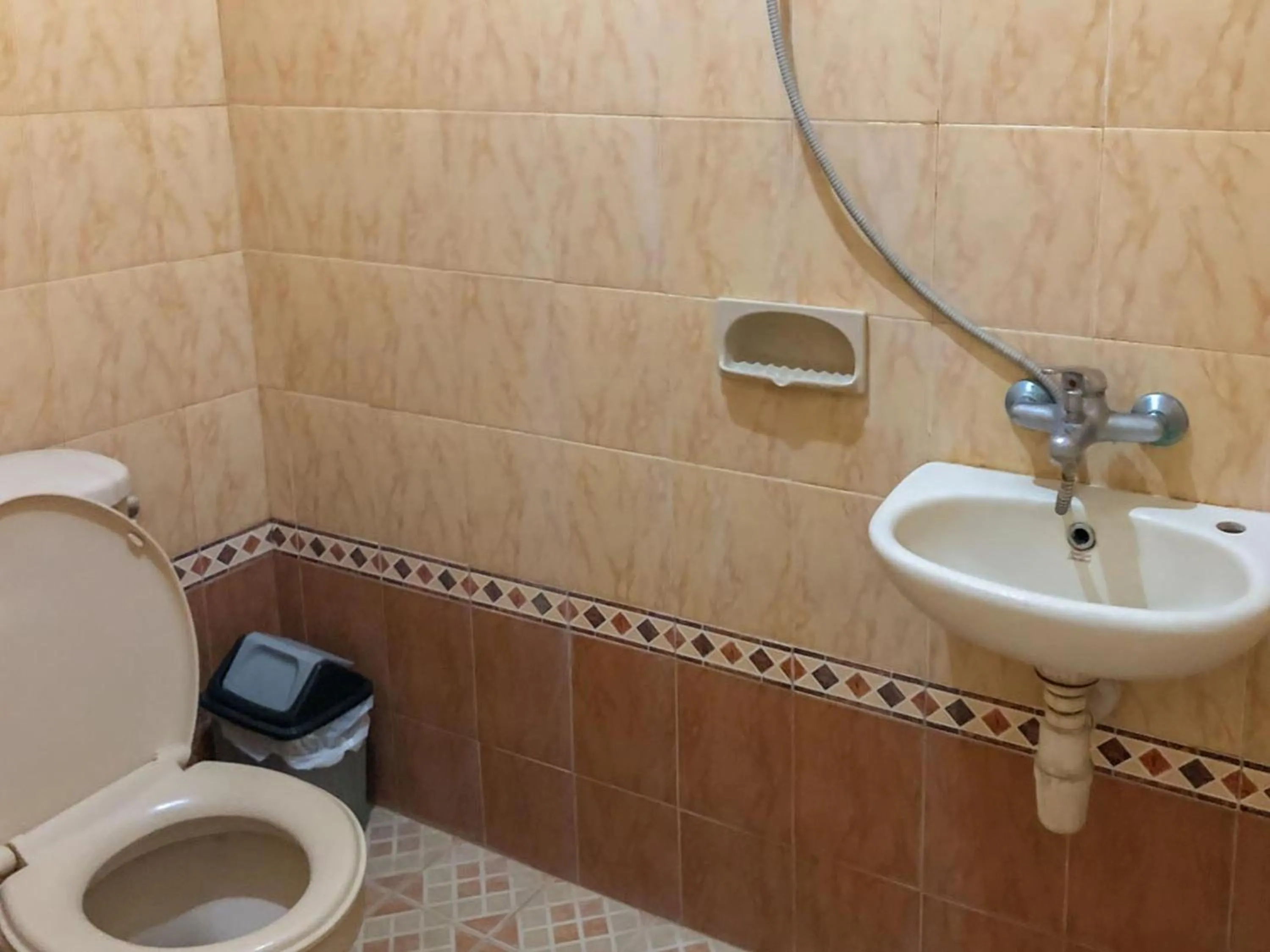 Bathroom in RedDoorz Syariah near Pasar Sleko Madiun