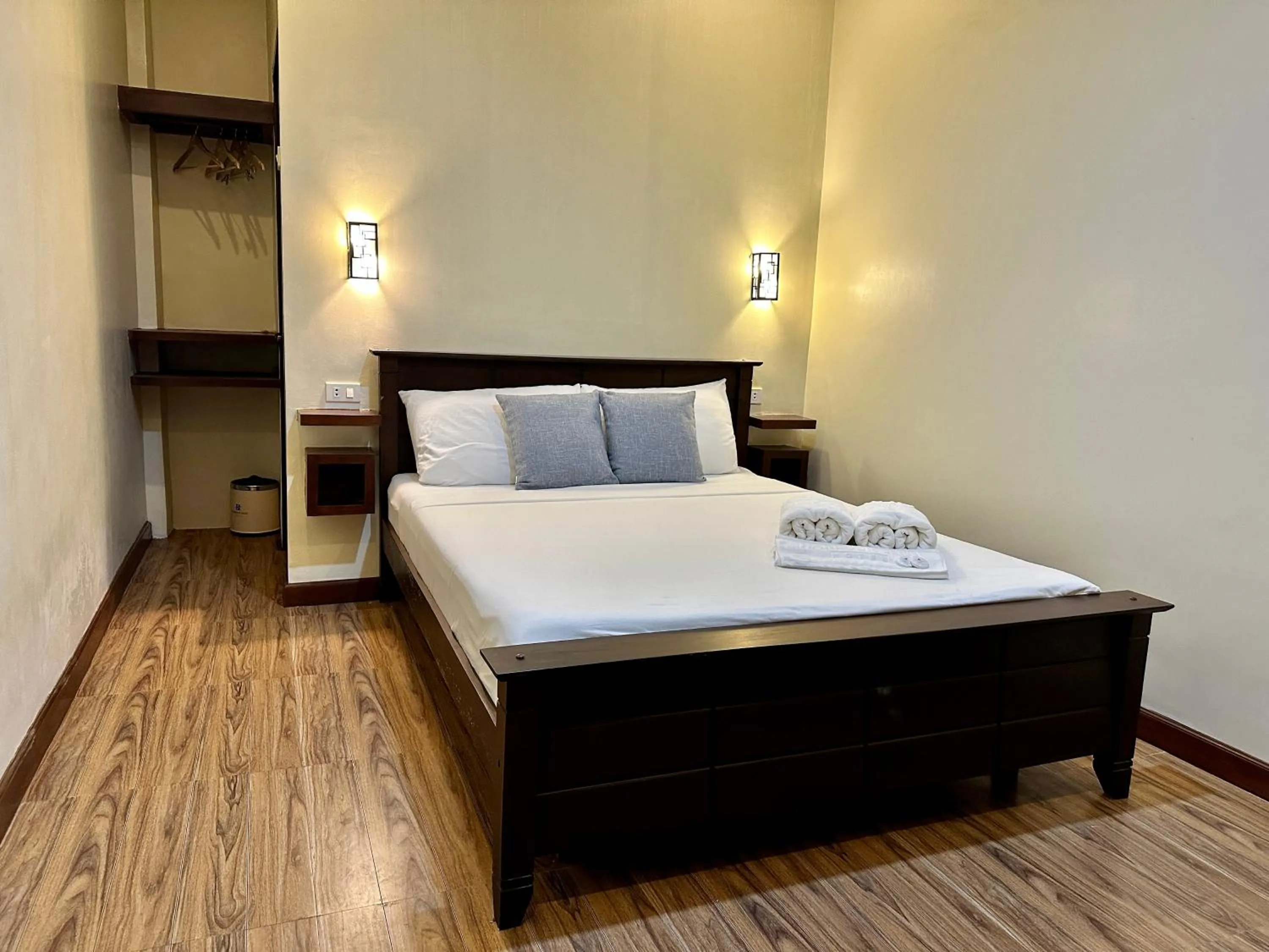 Bedroom, Bed in Harbour Bliss Hotel