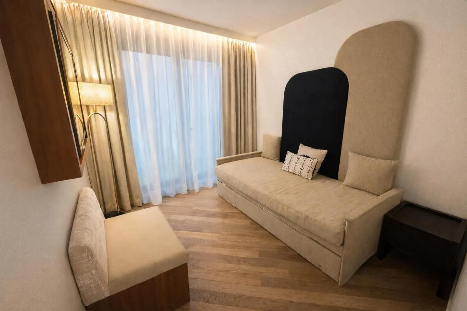 Living room, Bed in CARD Hôtel