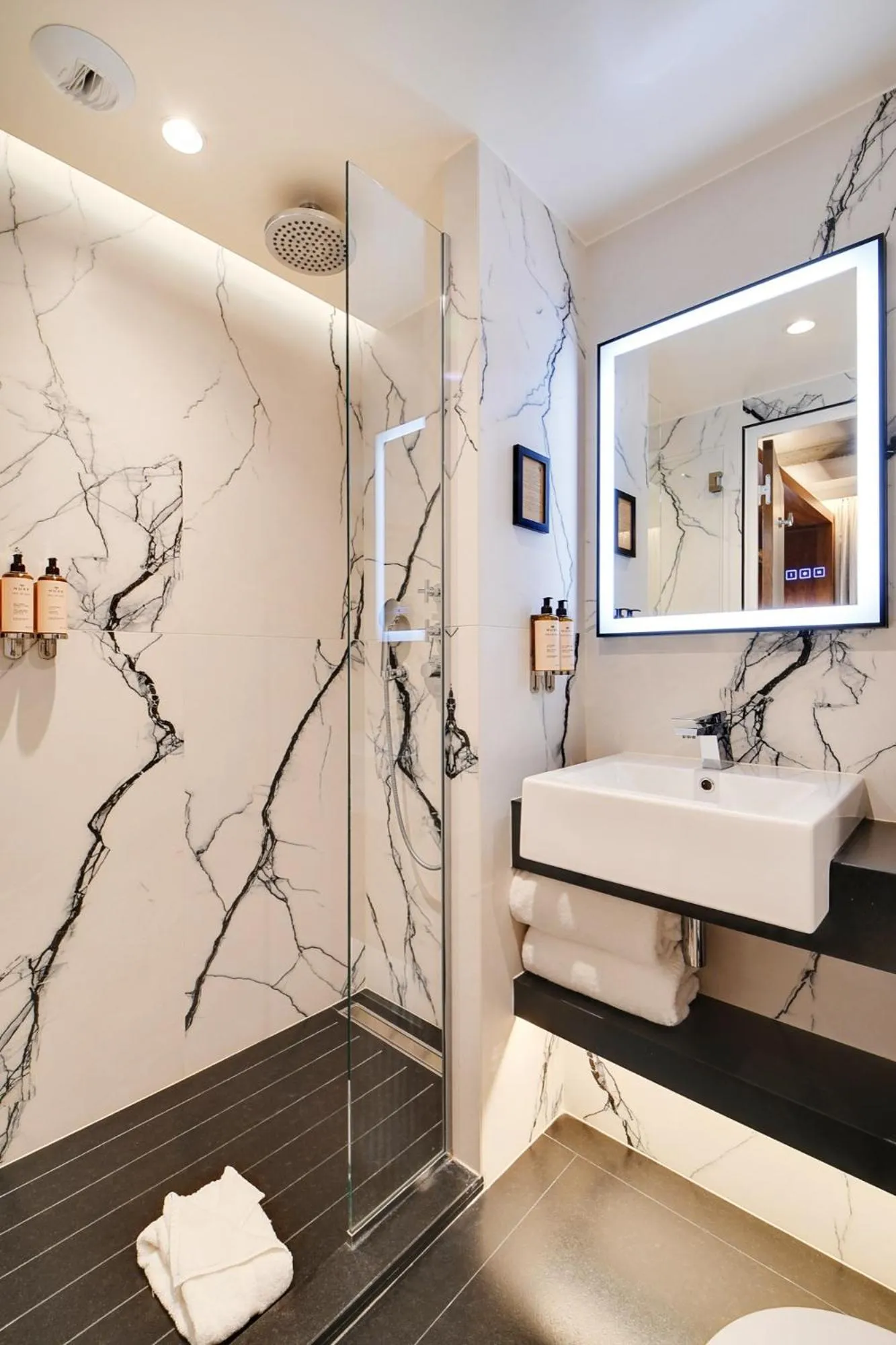 Shower in CARD Hôtel