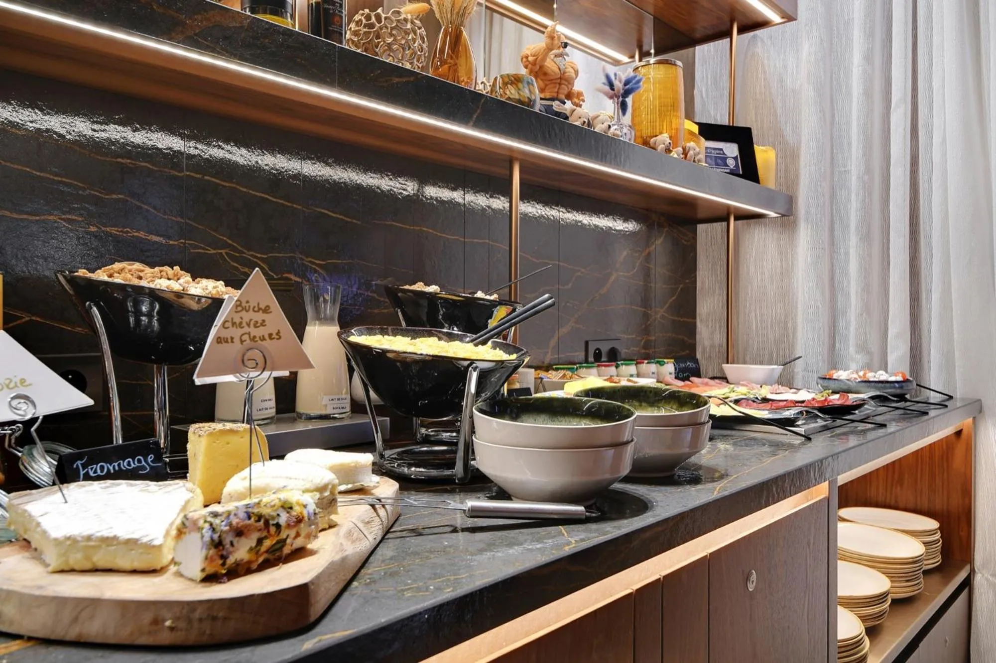 Buffet breakfast in CARD Hôtel