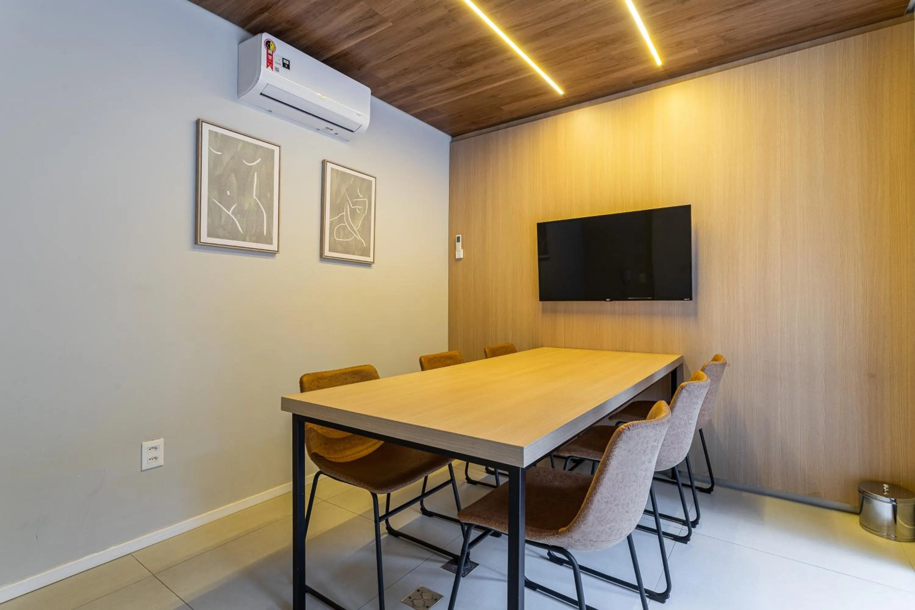 Meeting/conference room in Next Paulista by Viva - Apartamentos completos ao lado da Av Paulista e MASP