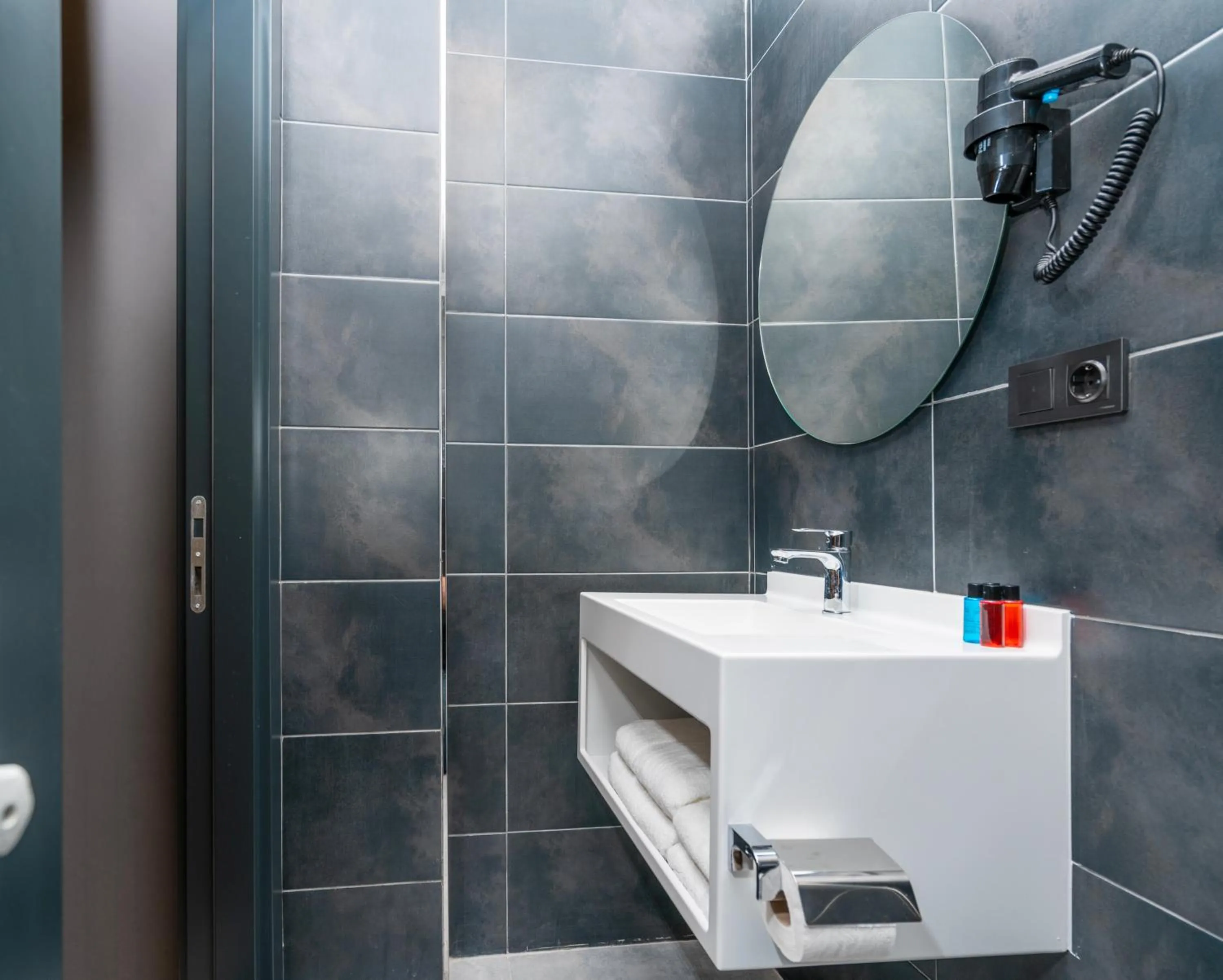 Shower in Center Suite