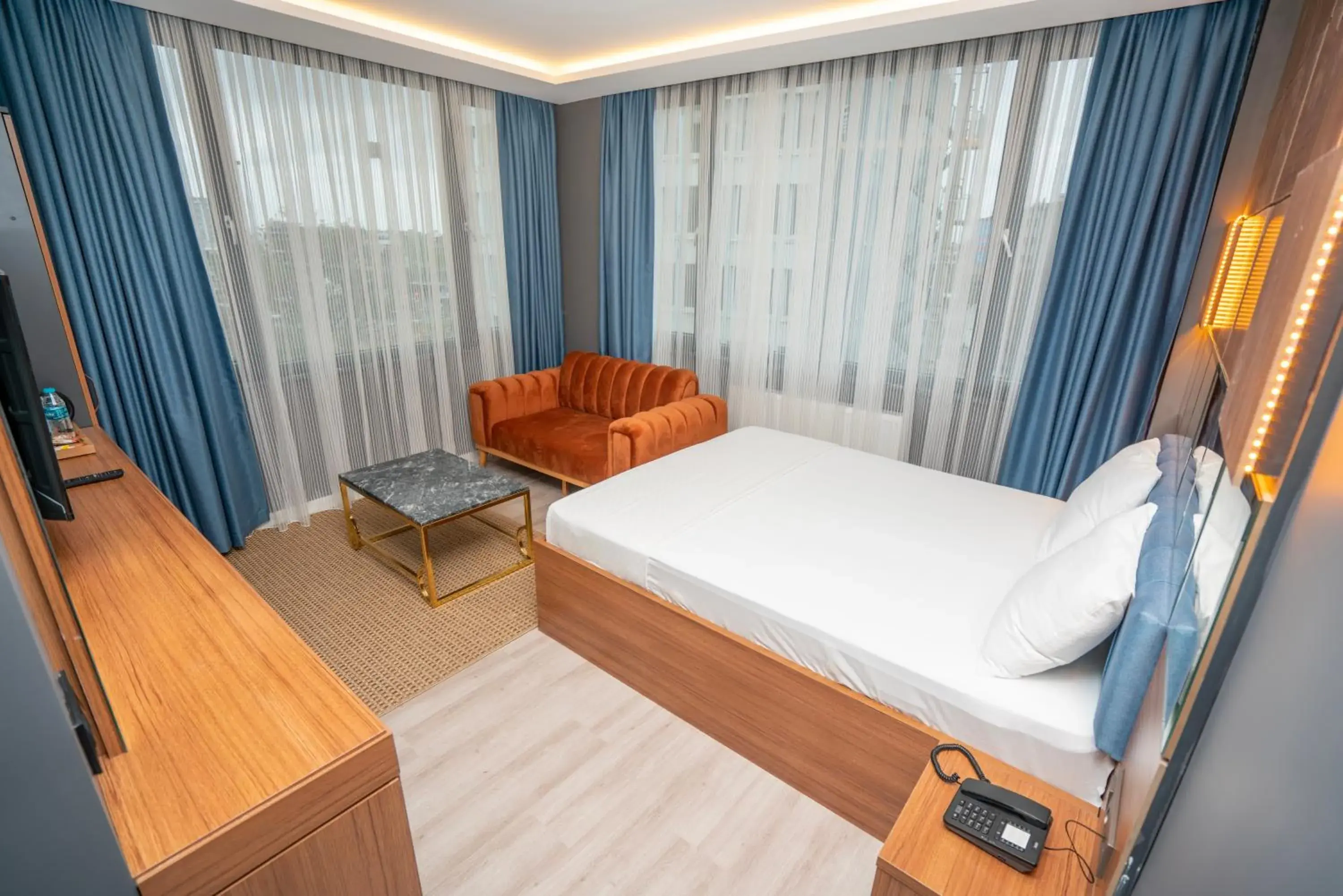 Bed in Center Suite Bed in Center Suite