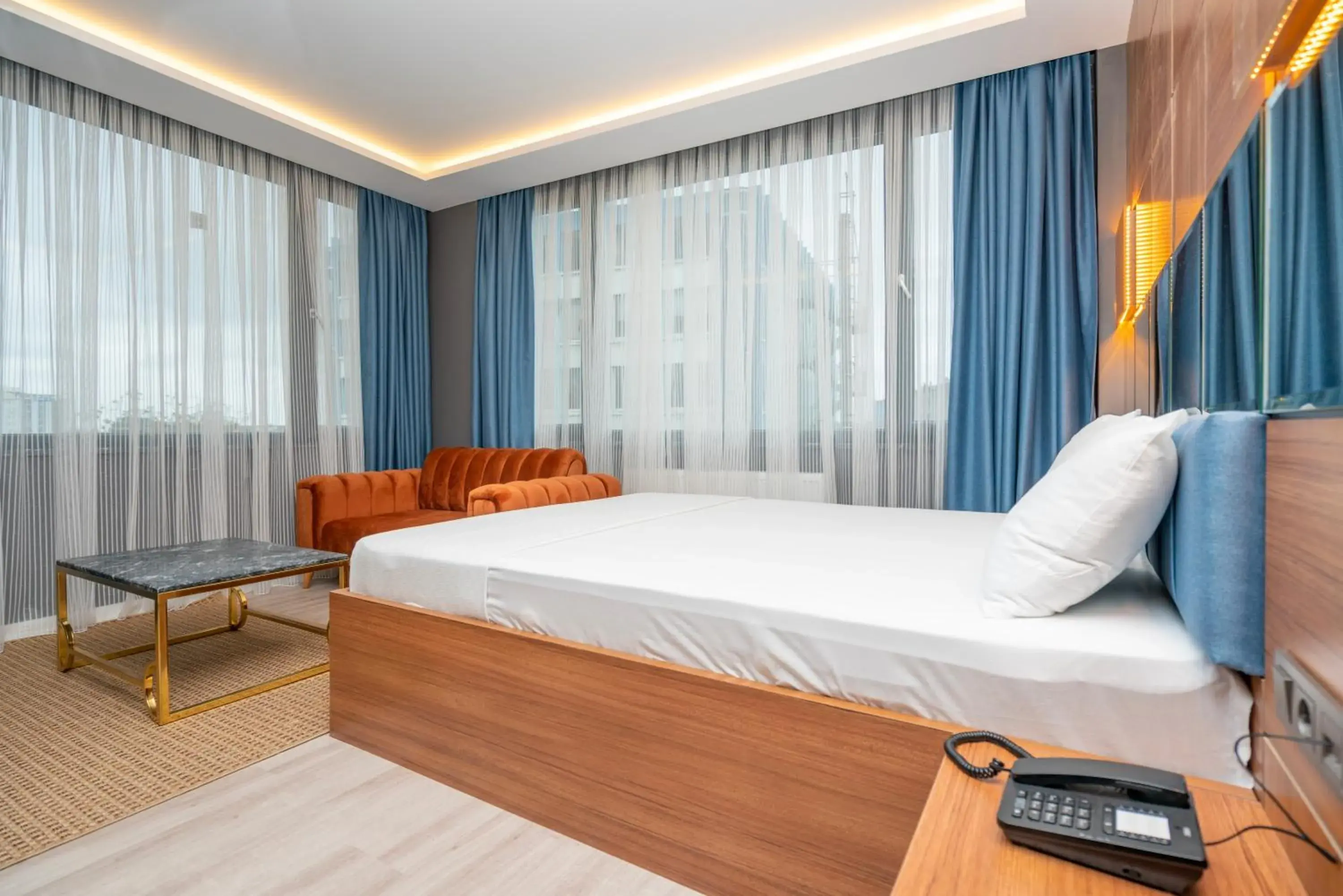 Bed in Center Suite Bed in Center Suite