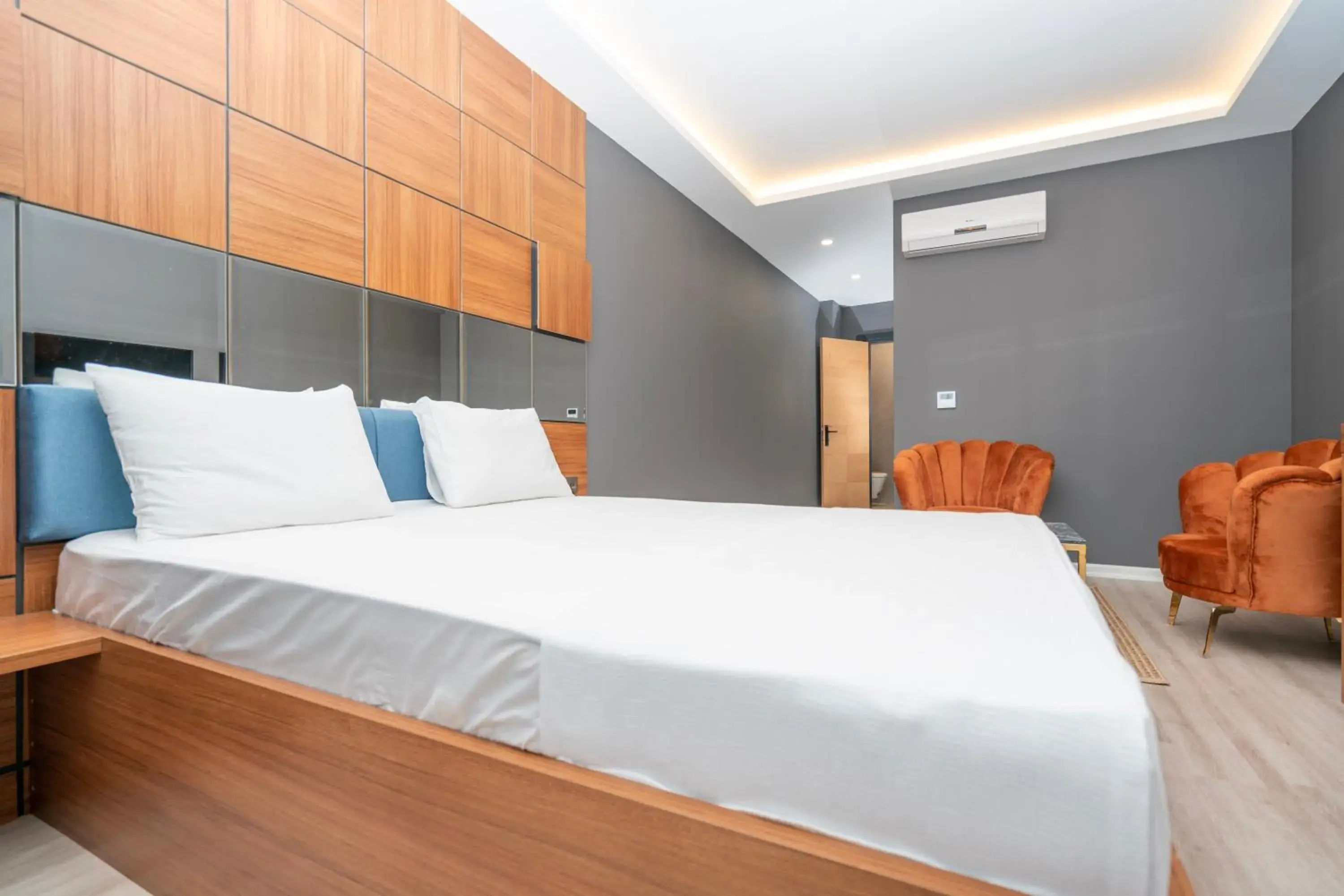 Bed in Center Suite Bed in Center Suite