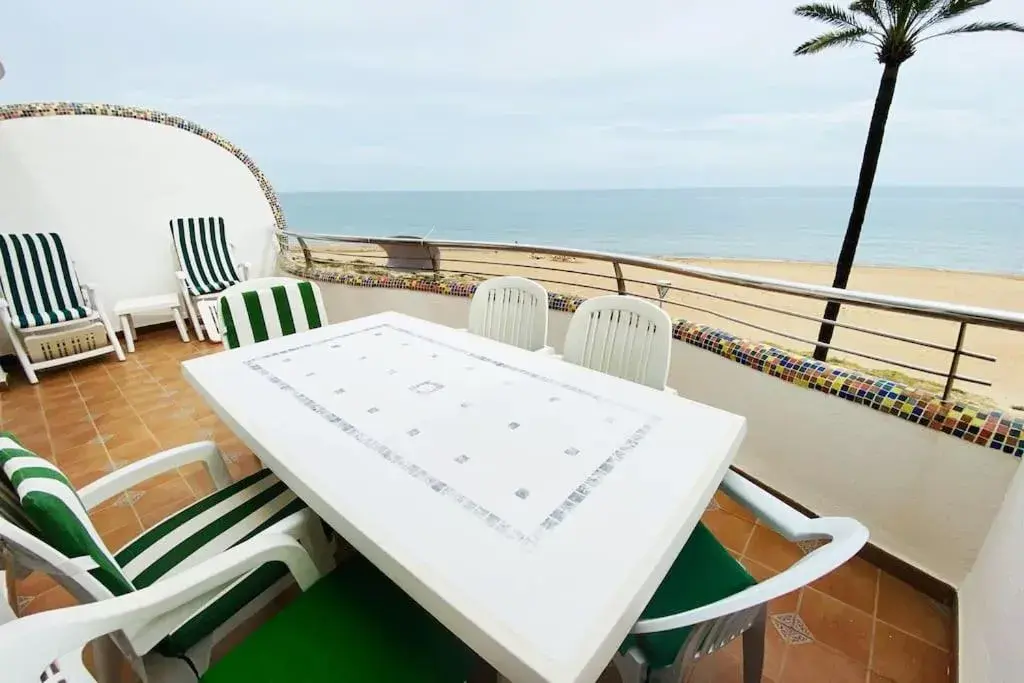 Apartamento en primera línea de playa con piscina y garaje gratuito Apartamento en primera línea de playa con piscina y garaje gratuito