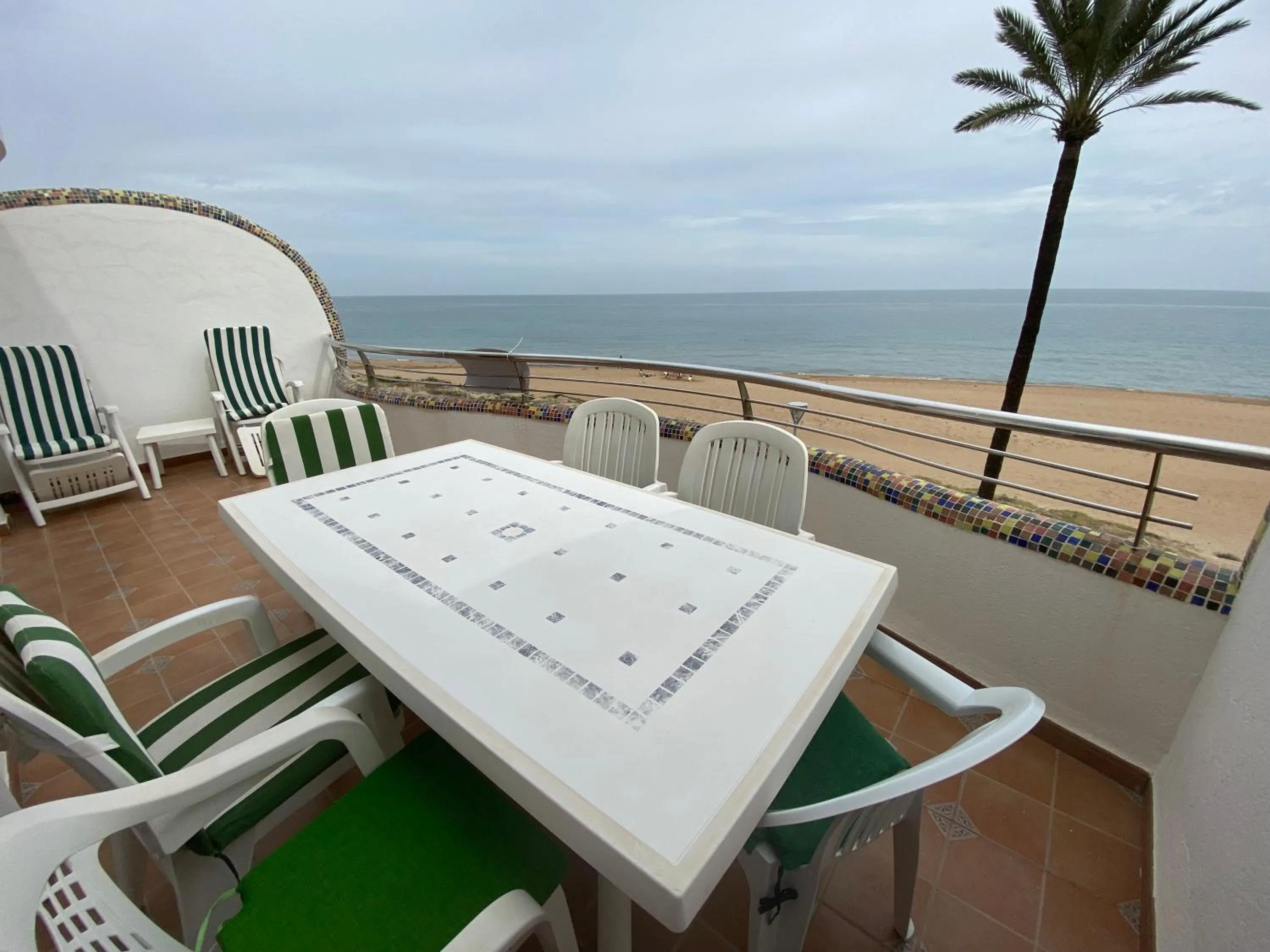 Apartamento en primera línea de playa con piscina y garaje gratuito