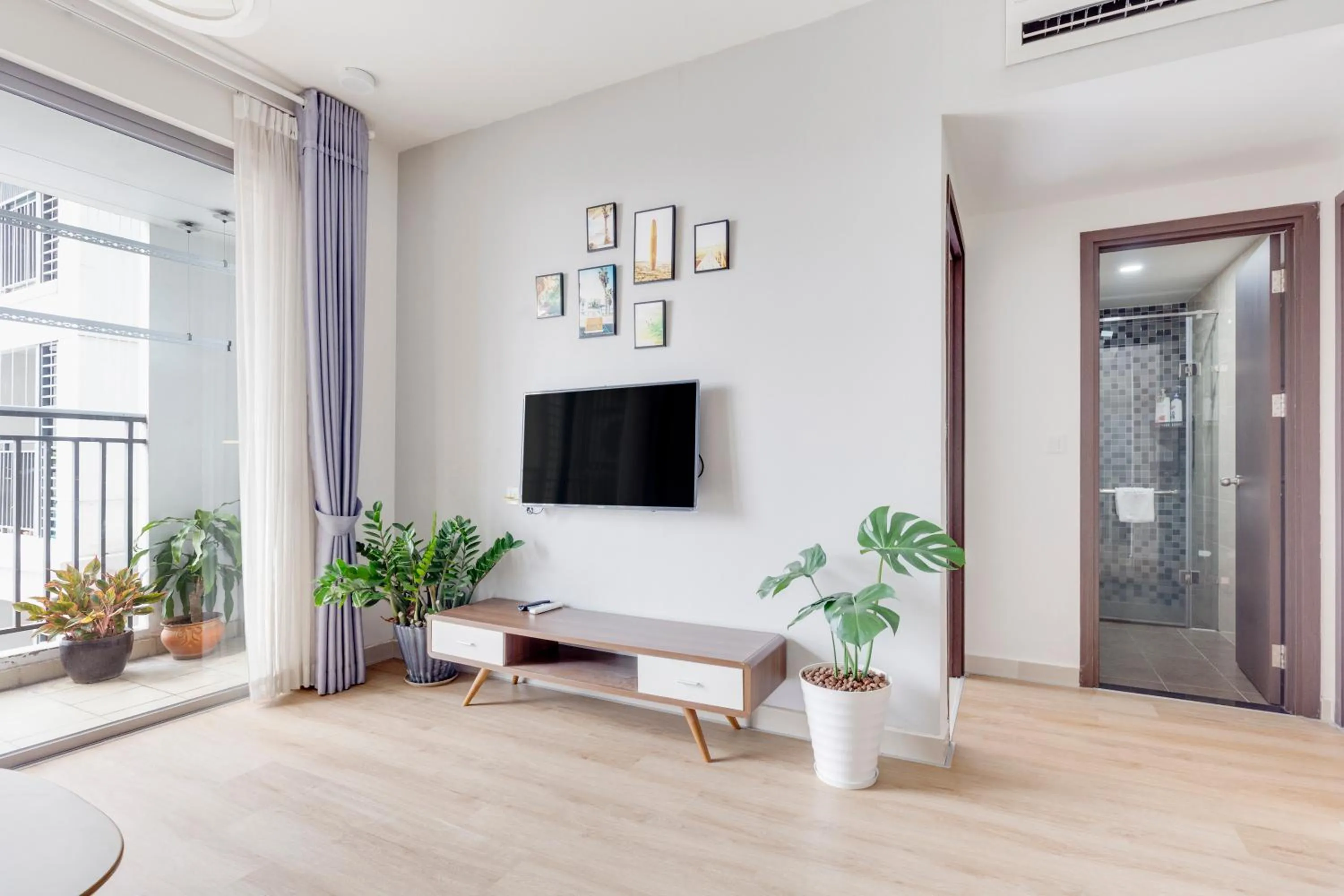 TV and multimedia in MH Apartment- Tresor- spacious and cozy center D4