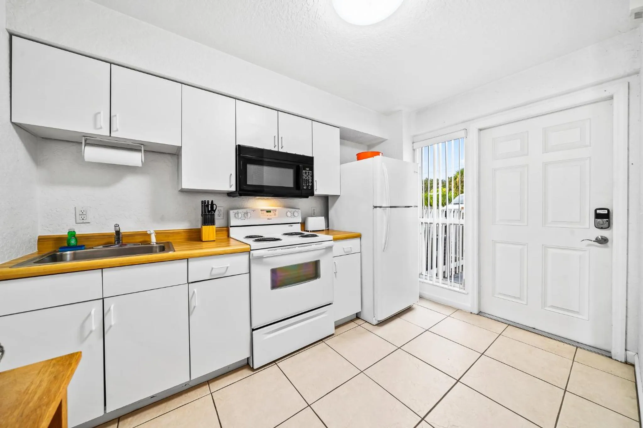 Kitchen or kitchenette in Sebastian Saltwater Lodge