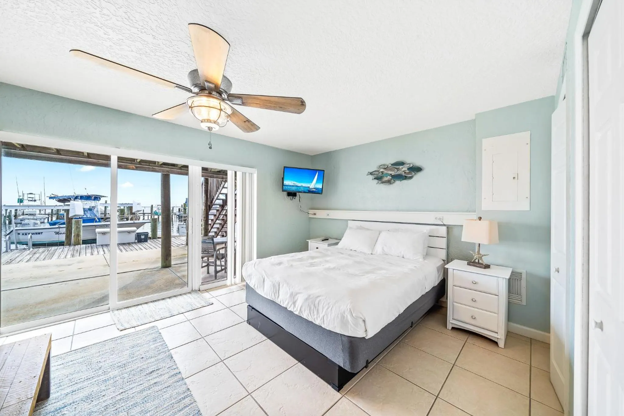 Bed in Sebastian Saltwater Lodge