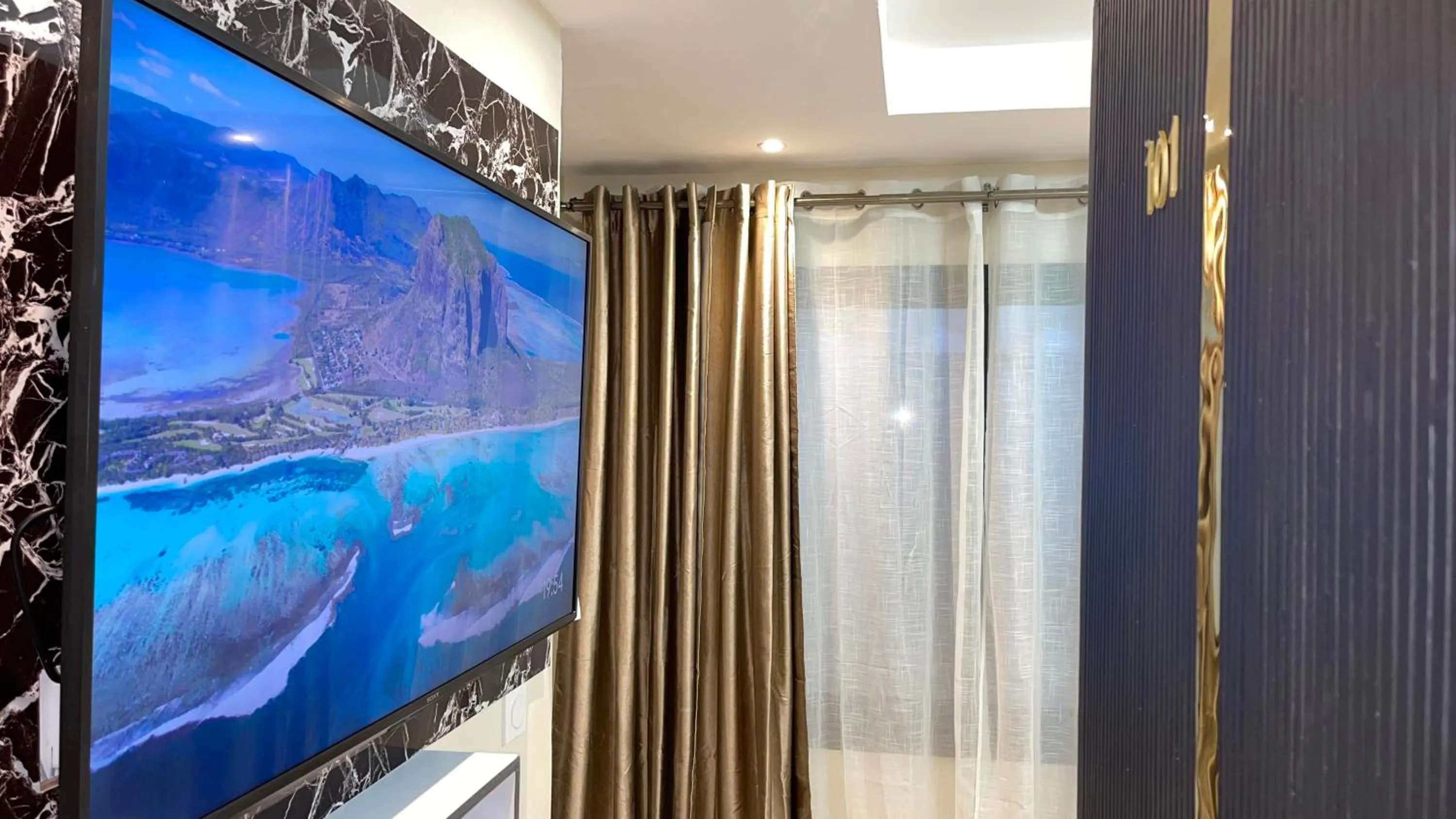 TV and multimedia in Suna' a Home Bonapriso