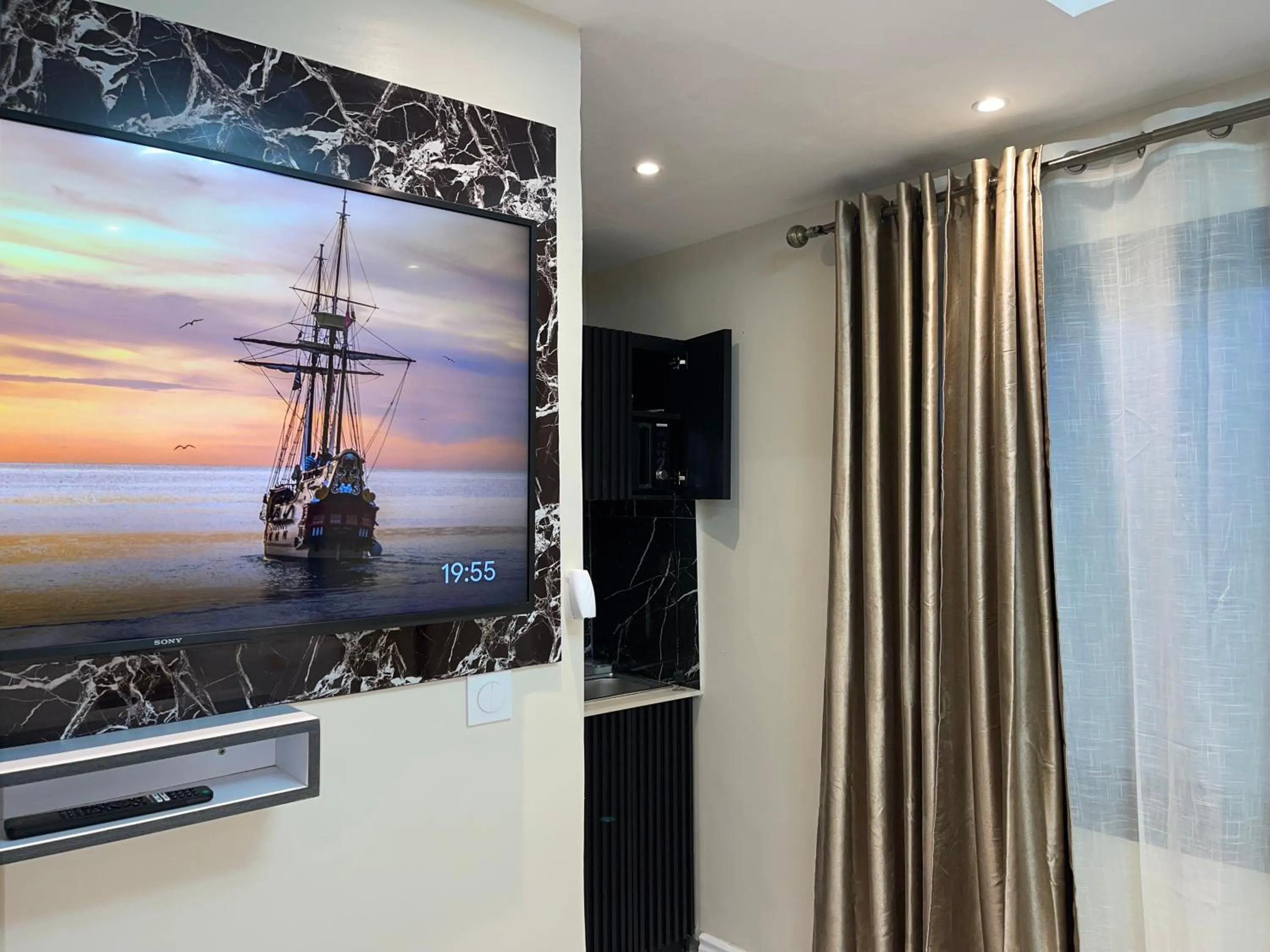 TV and multimedia in Suna' a Home Bonapriso