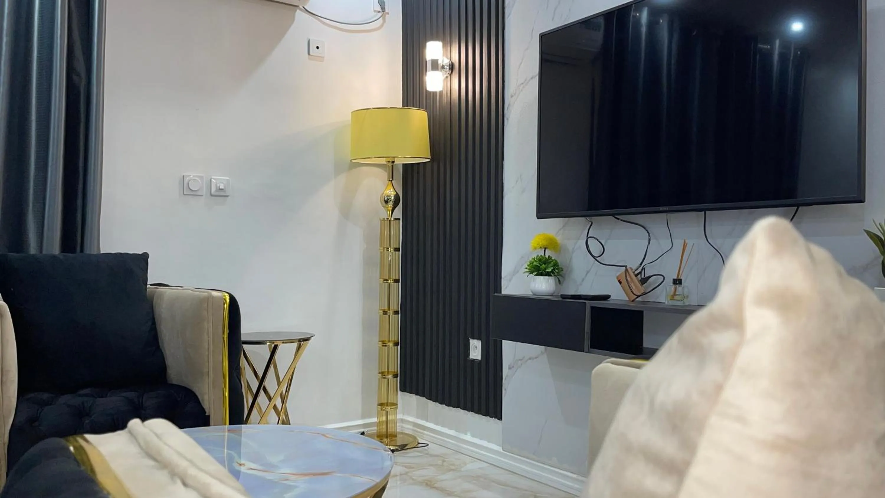 TV and multimedia in Suna' a Home Bonapriso