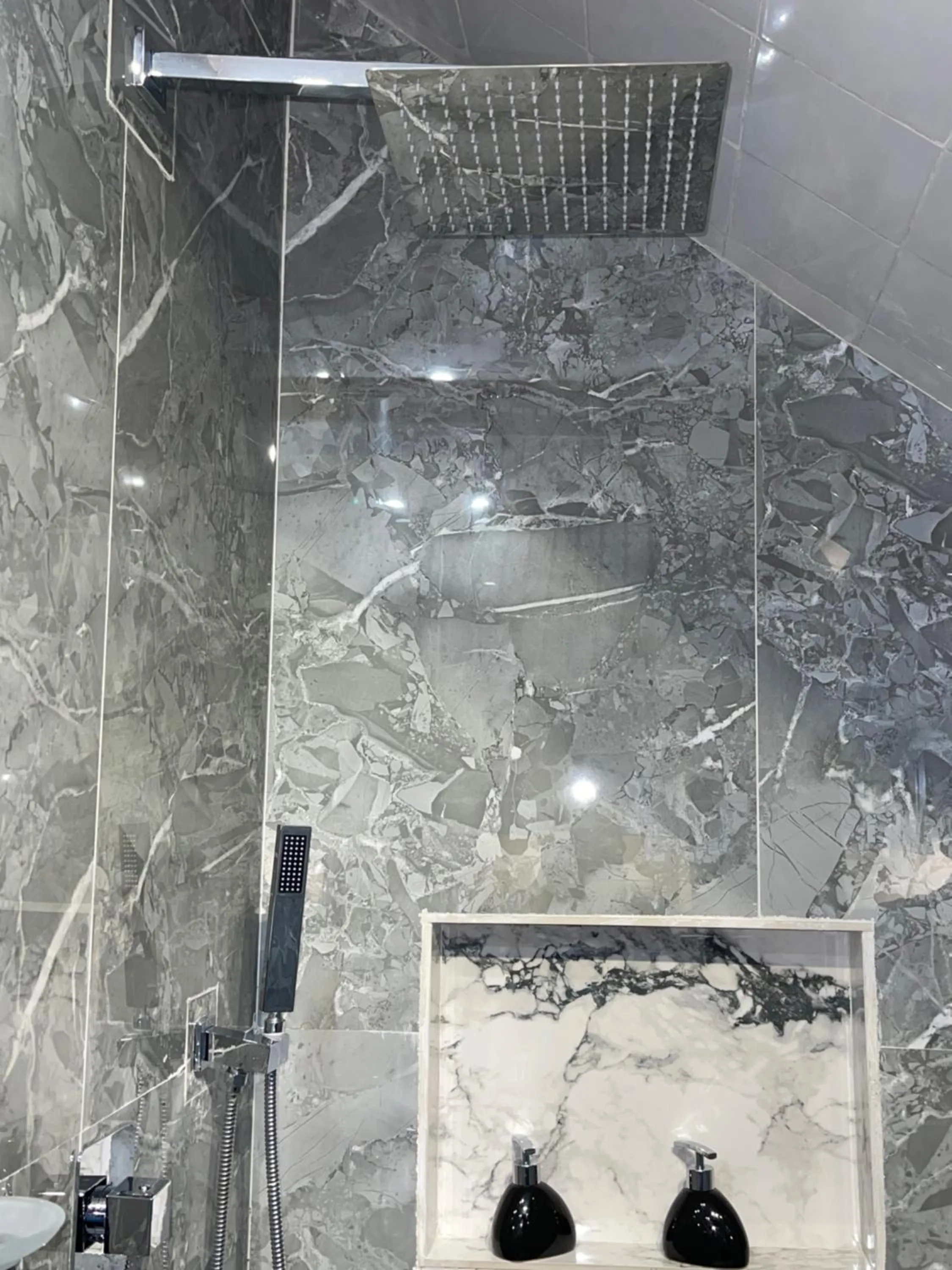 Bathroom in Suna' a Home Bonapriso