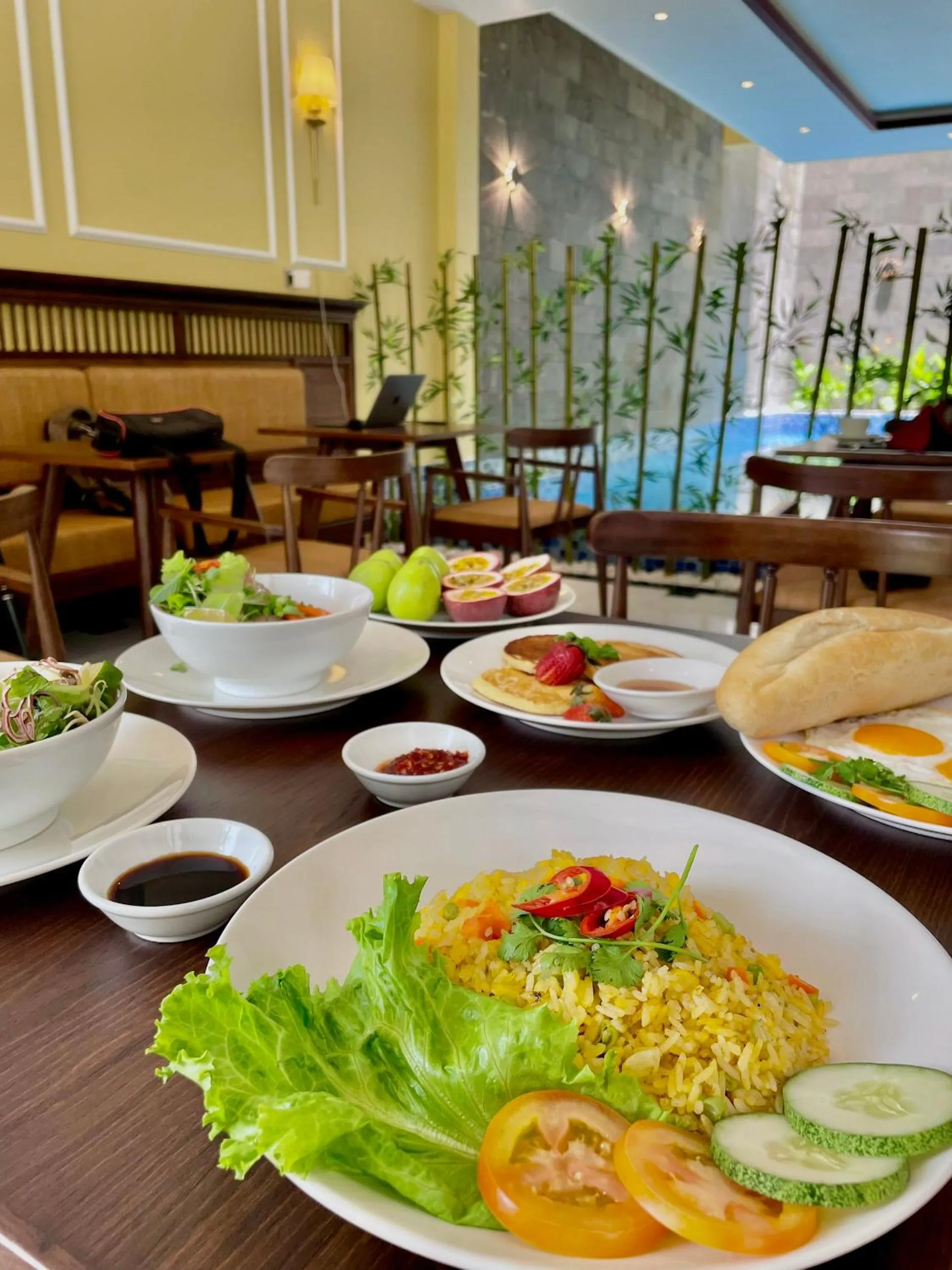 Restaurant/places to eat in Chillax Old Town Villa