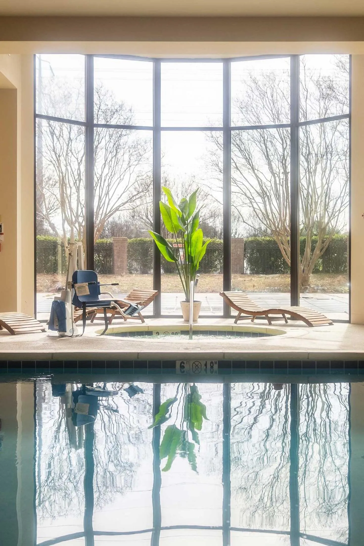 Swimming pool in Memphis Vitality Hotel