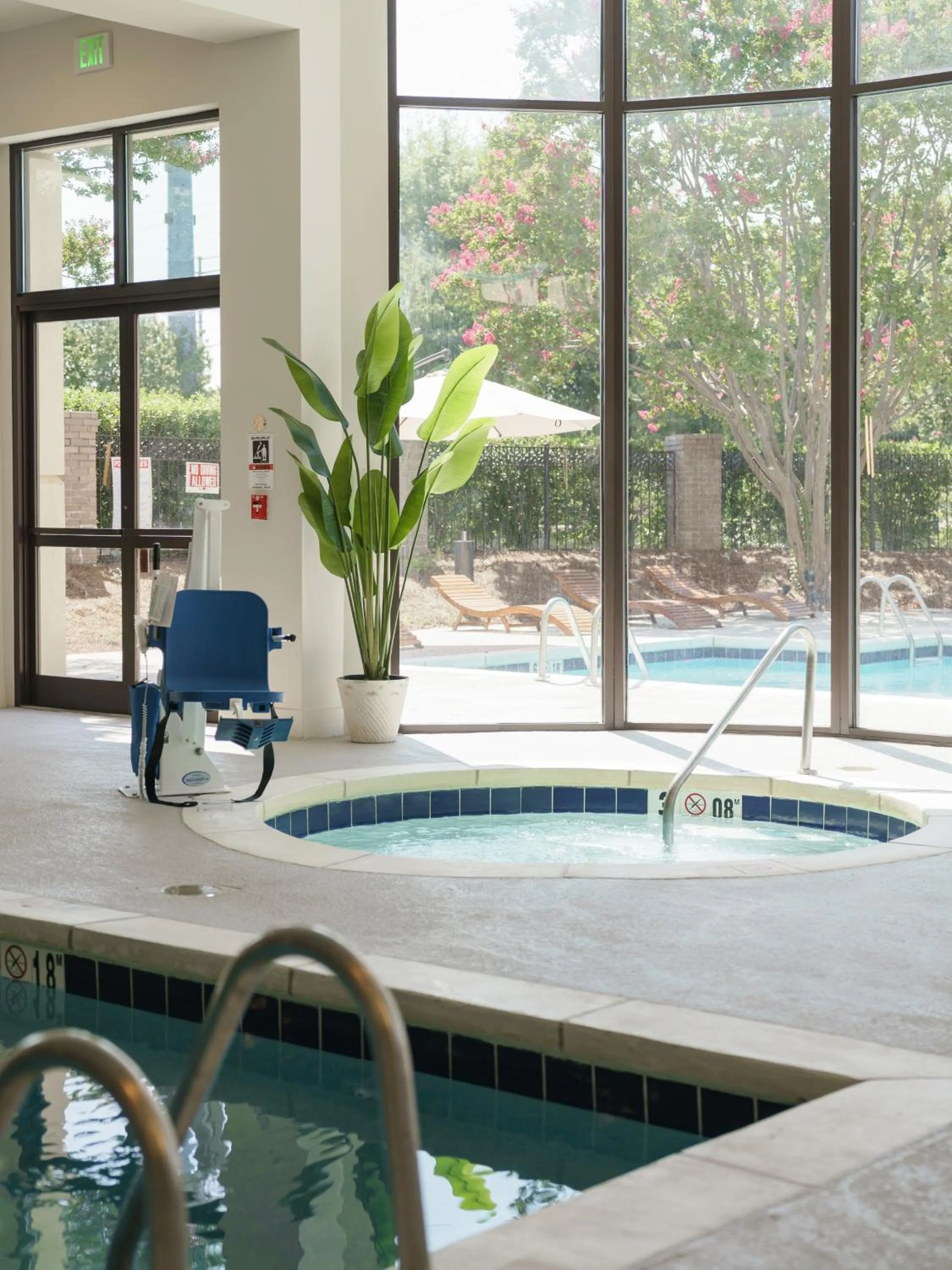 Swimming pool in Memphis Vitality Hotel