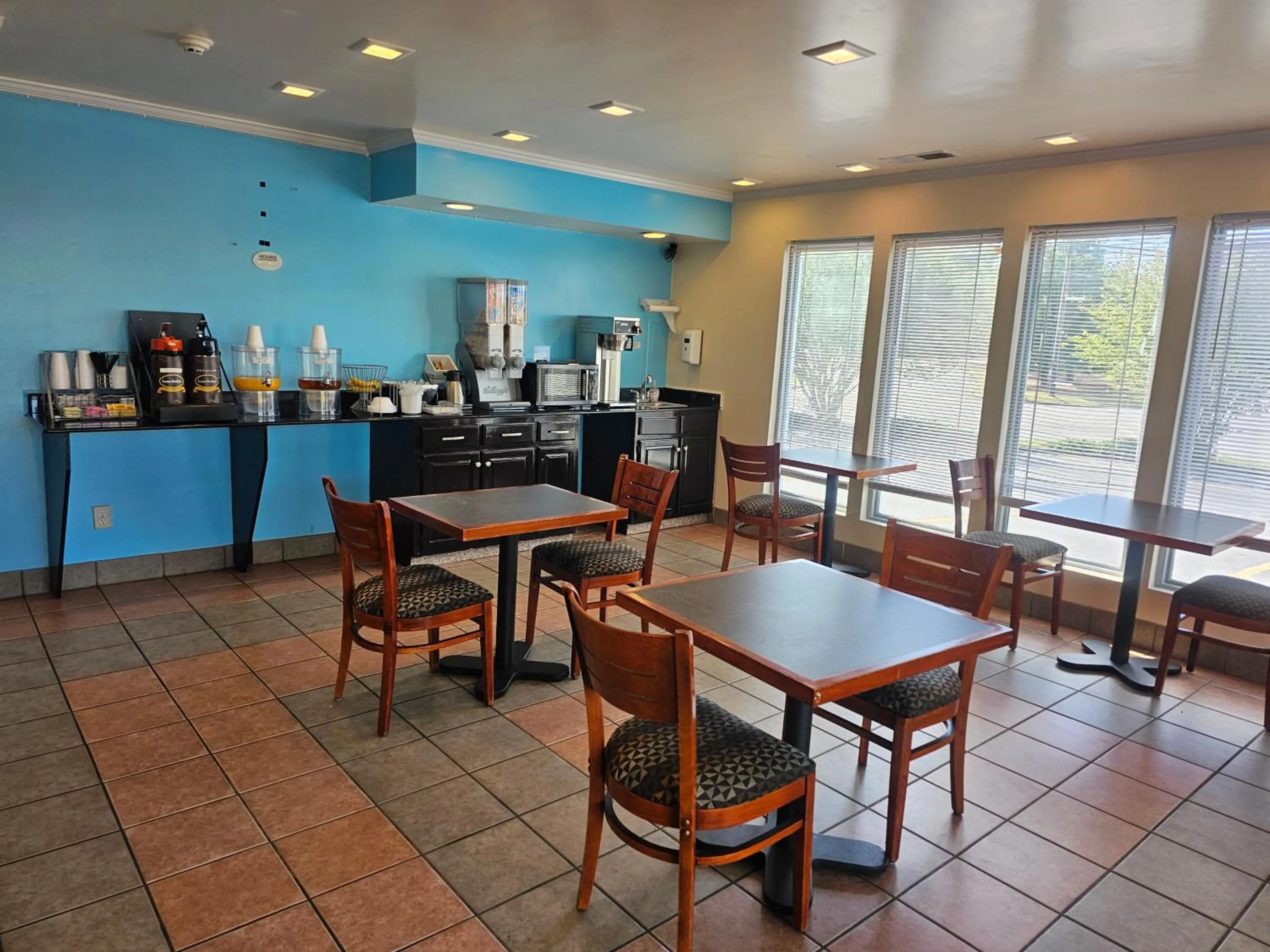 Coffee/tea facilities, Restaurant/Places to Eat in Super 8 by Wyndham Moody