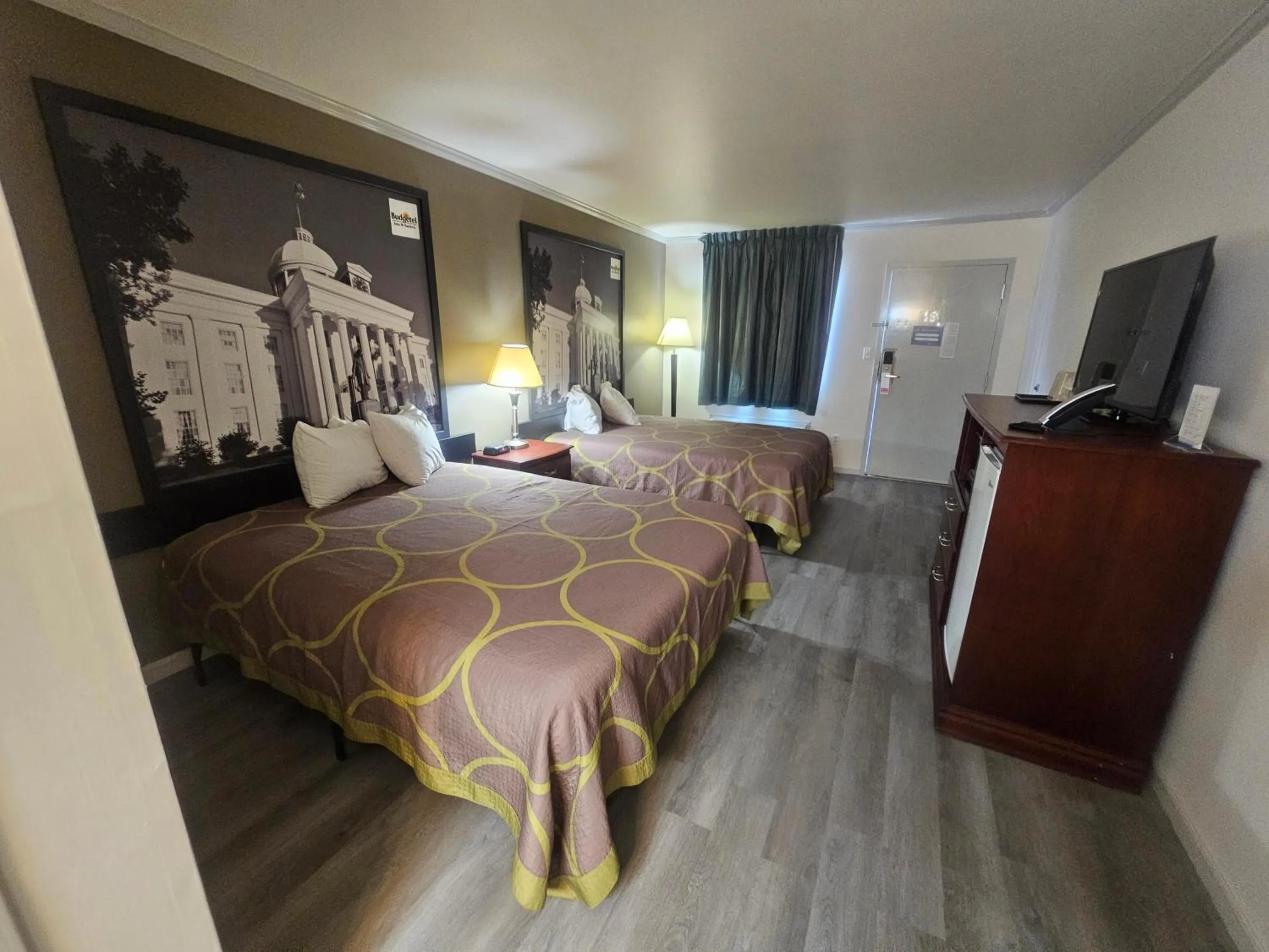 Photo of the whole room, Bed in Super 8 by Wyndham Moody