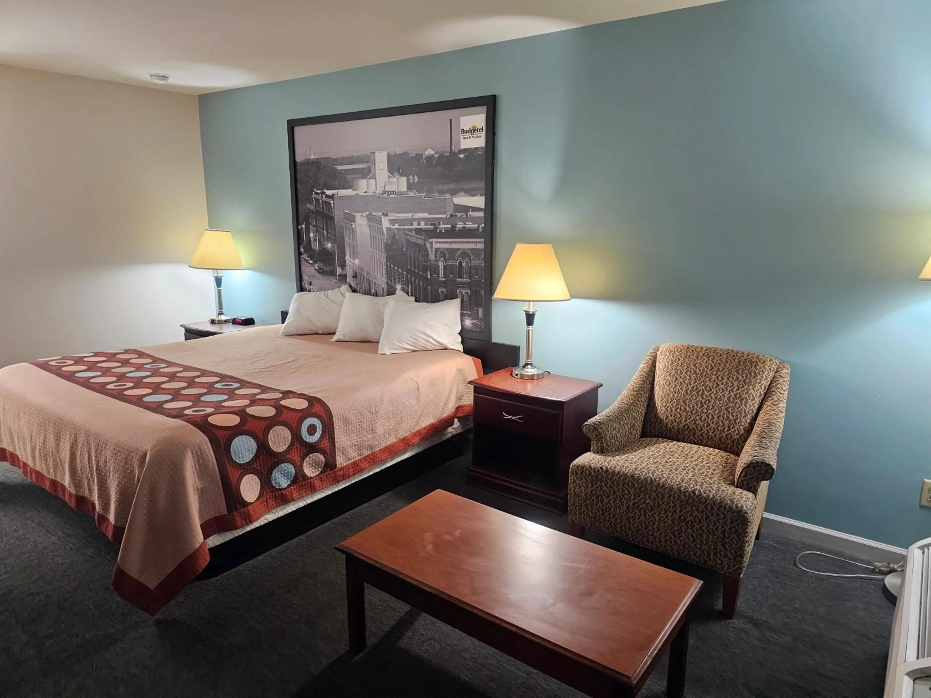 Photo of the whole room, Bed in Super 8 by Wyndham Moody