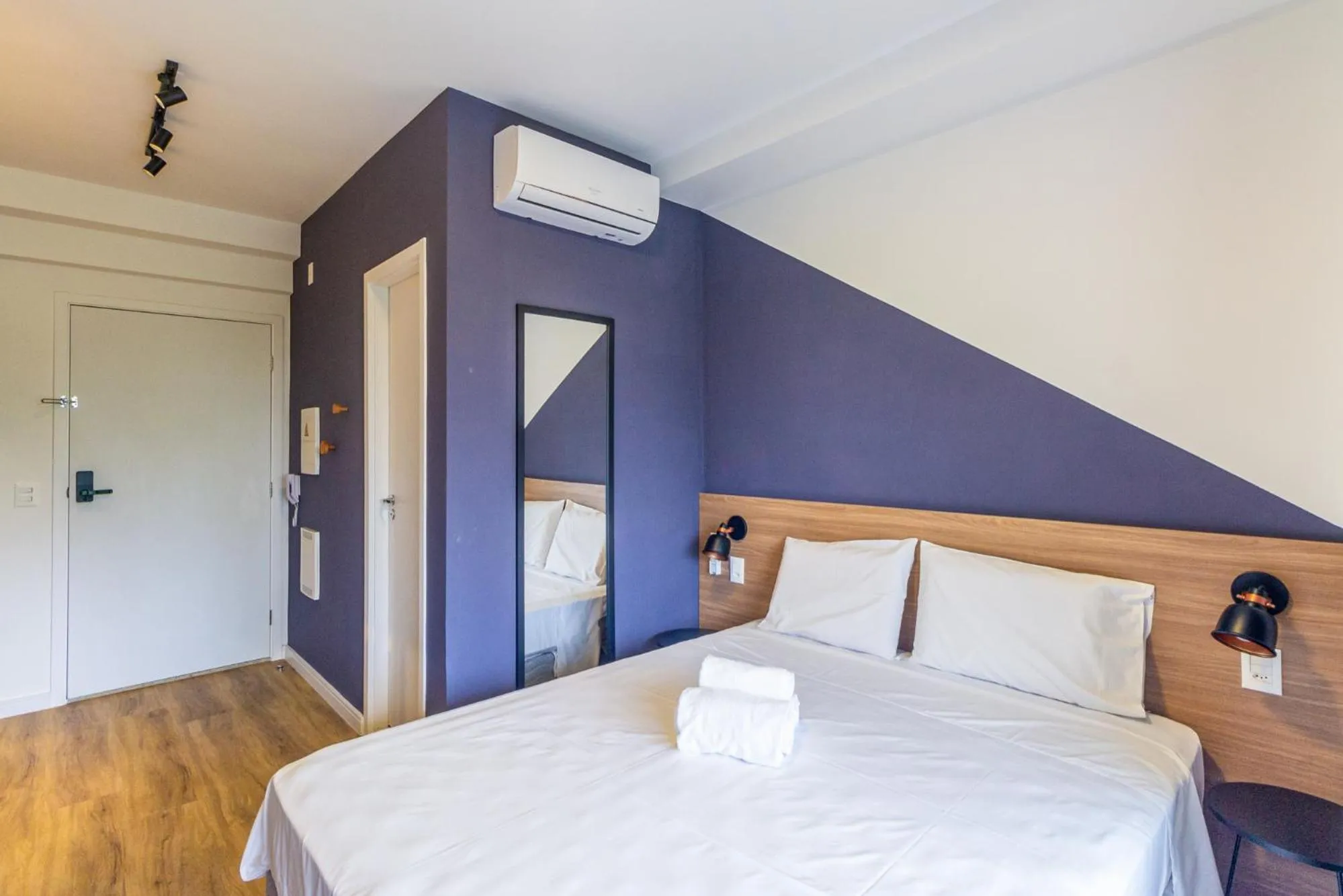 Photo of the whole room, Bed in 360 SP Code