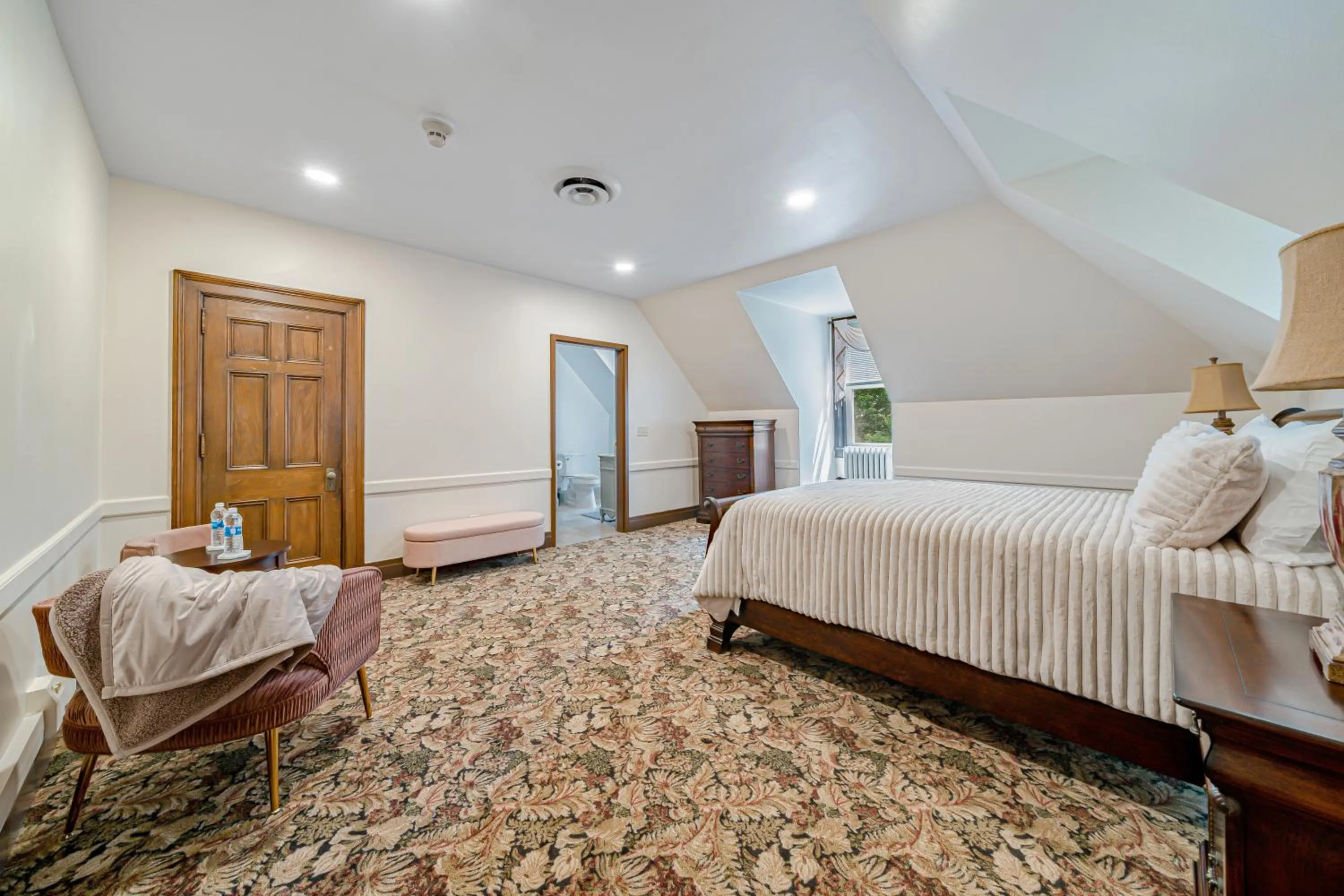 Photo of the whole room, Bed in The Grandeur Estate