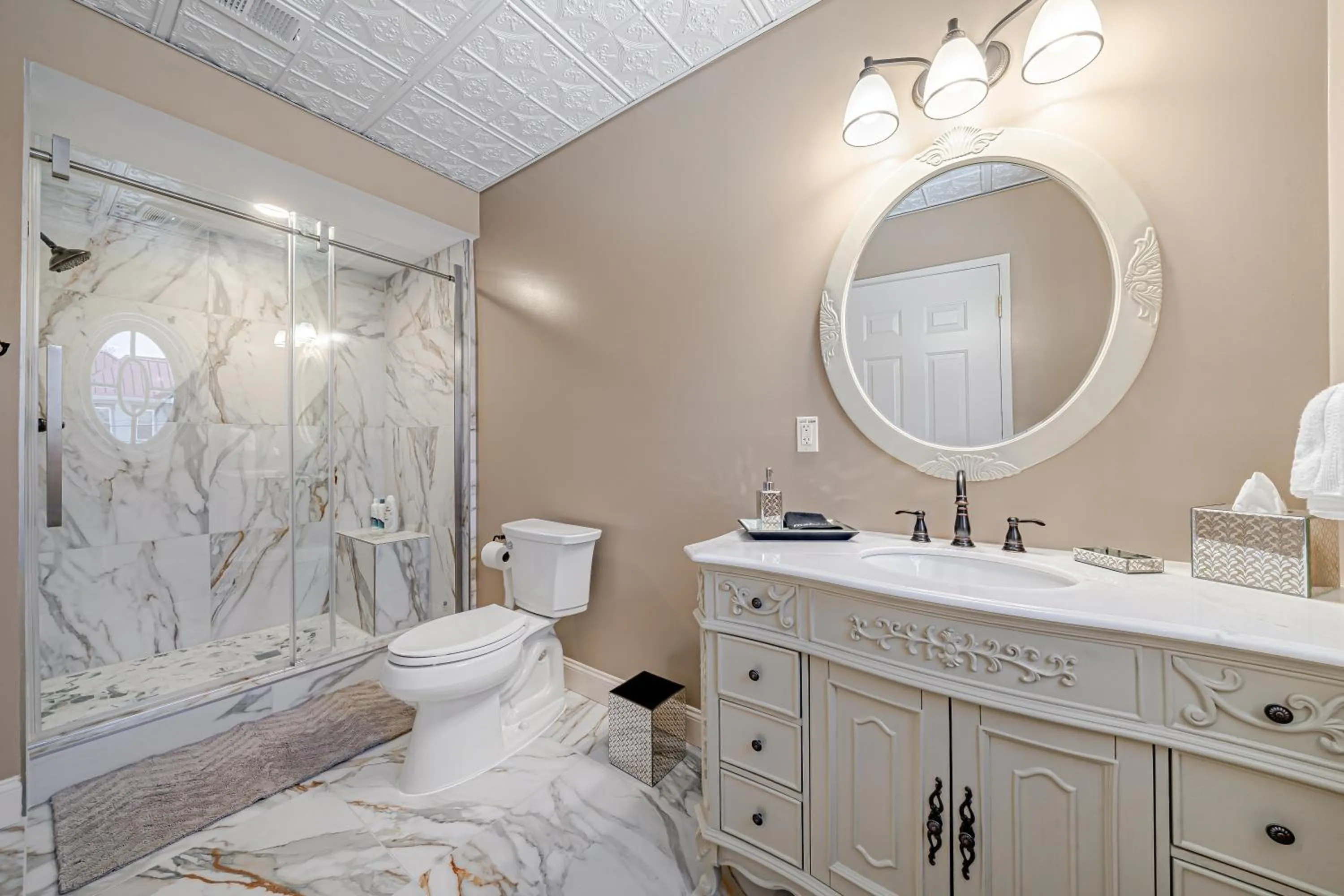 Bathroom, Bed in The Grandeur Estate