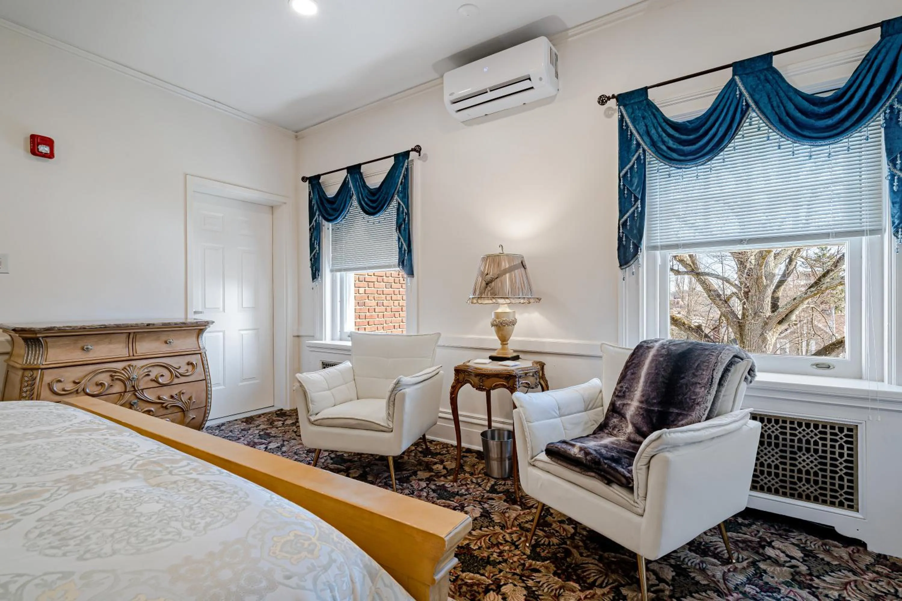 Seating area, Bed in The Grandeur Estate