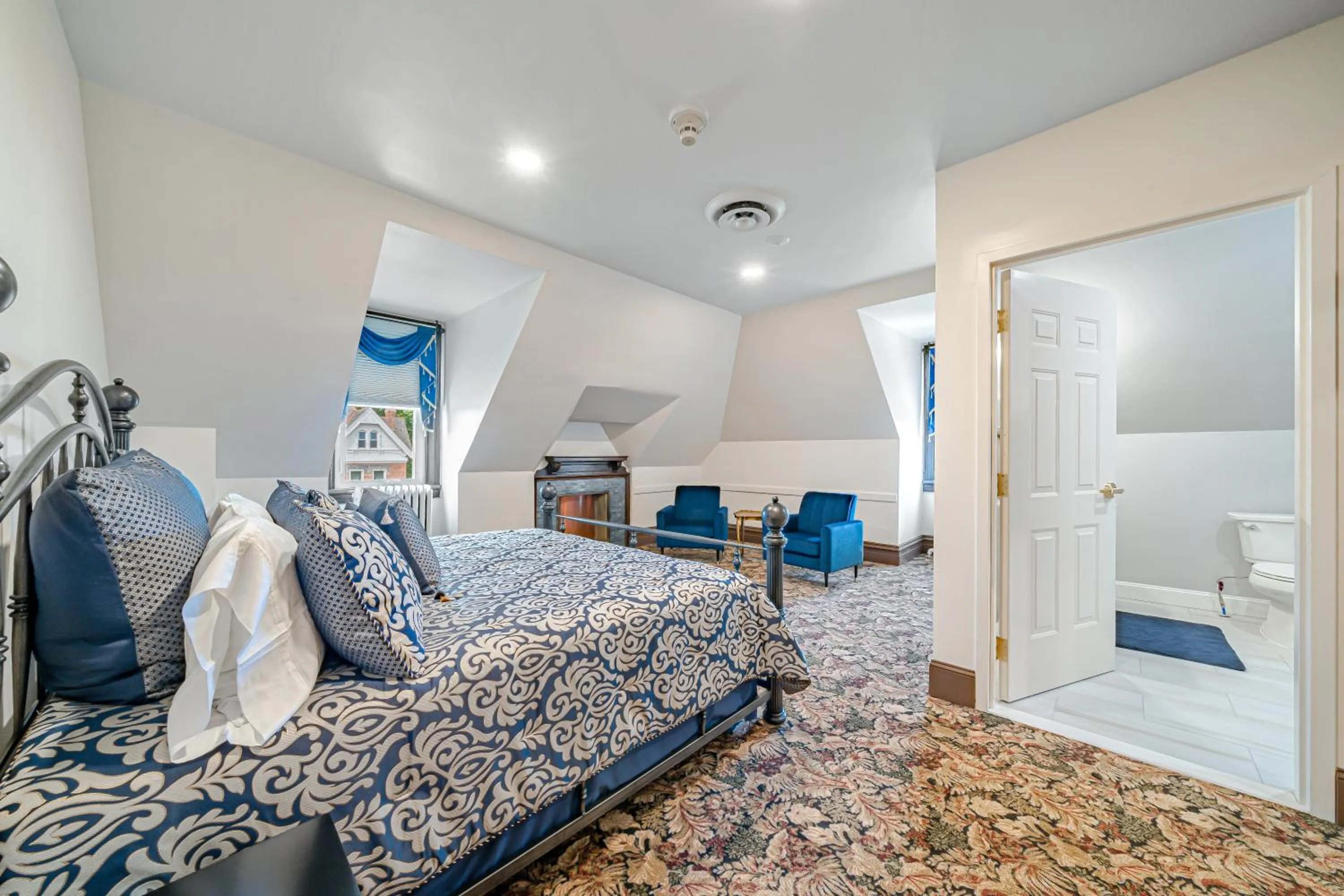 Bed in The Grandeur Estate