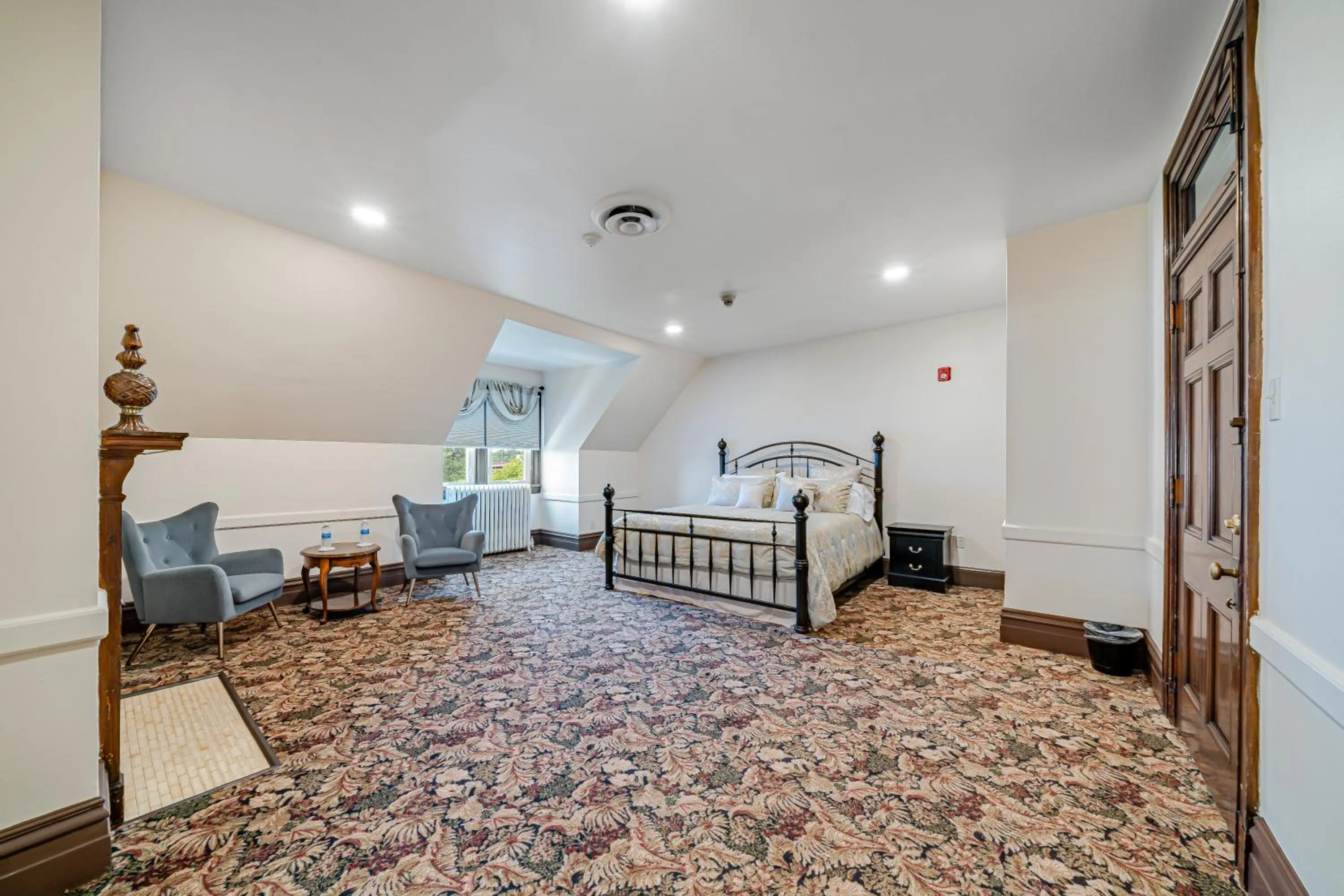 Bed in The Grandeur Estate