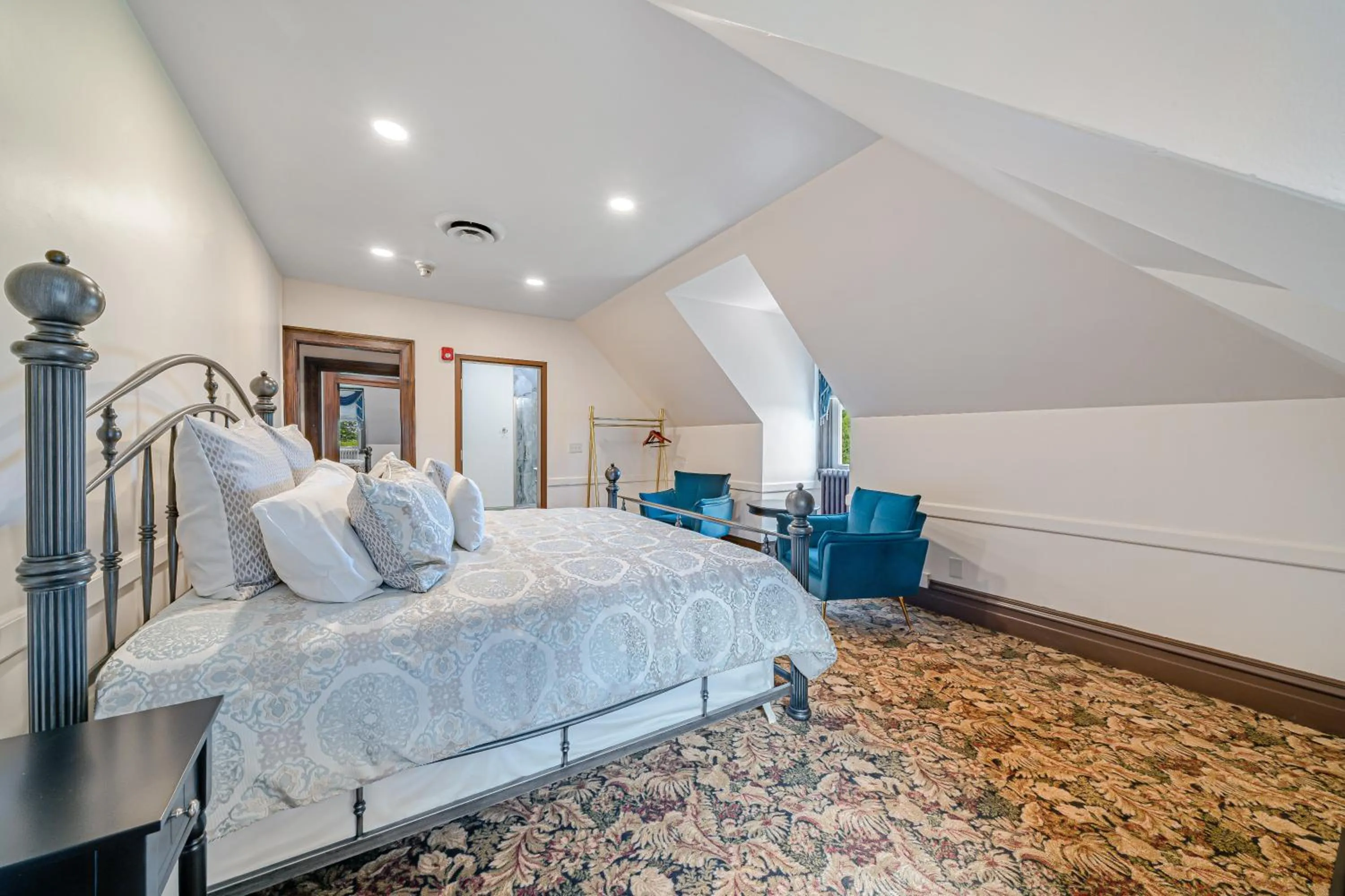 Photo of the whole room, Bed in The Grandeur Estate