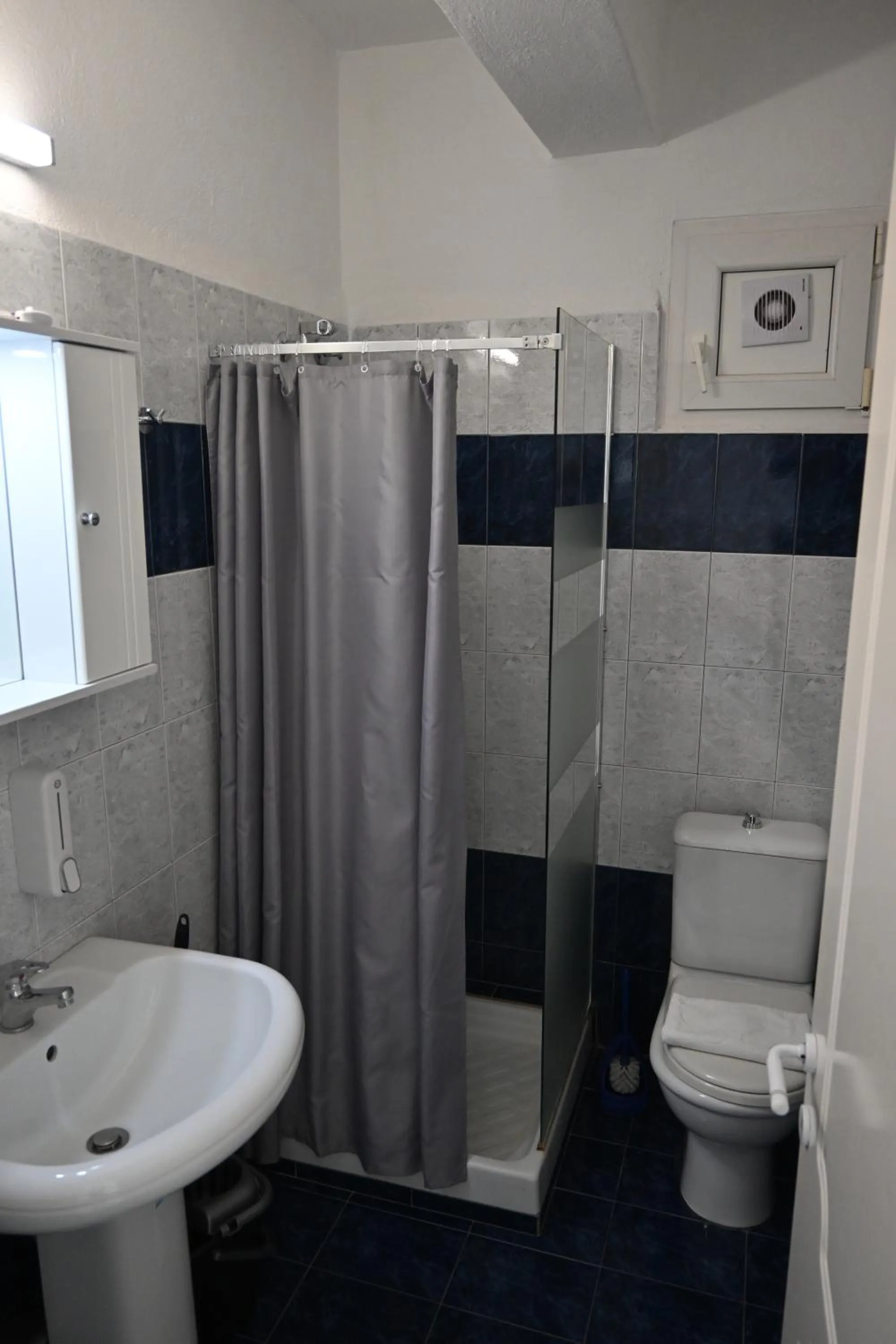 Shower in Doukas Aparthotel