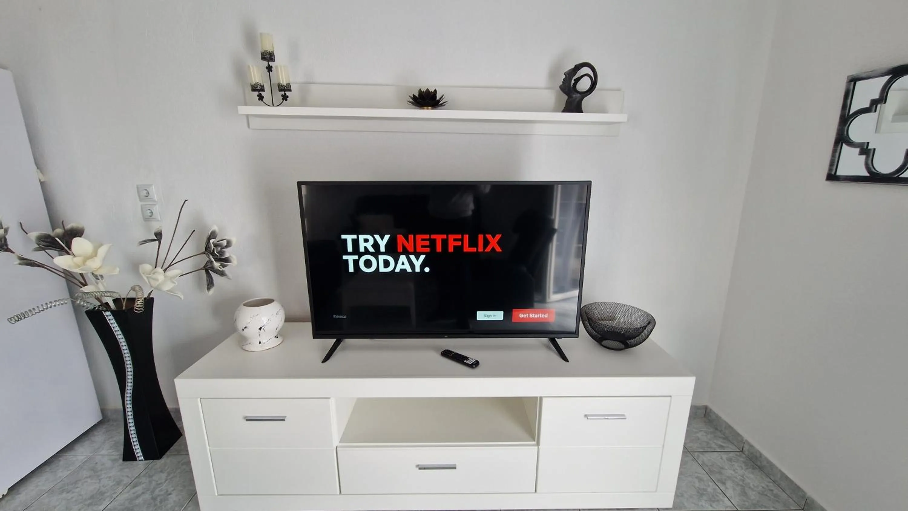 Communal lounge/ TV room in Doukas Aparthotel