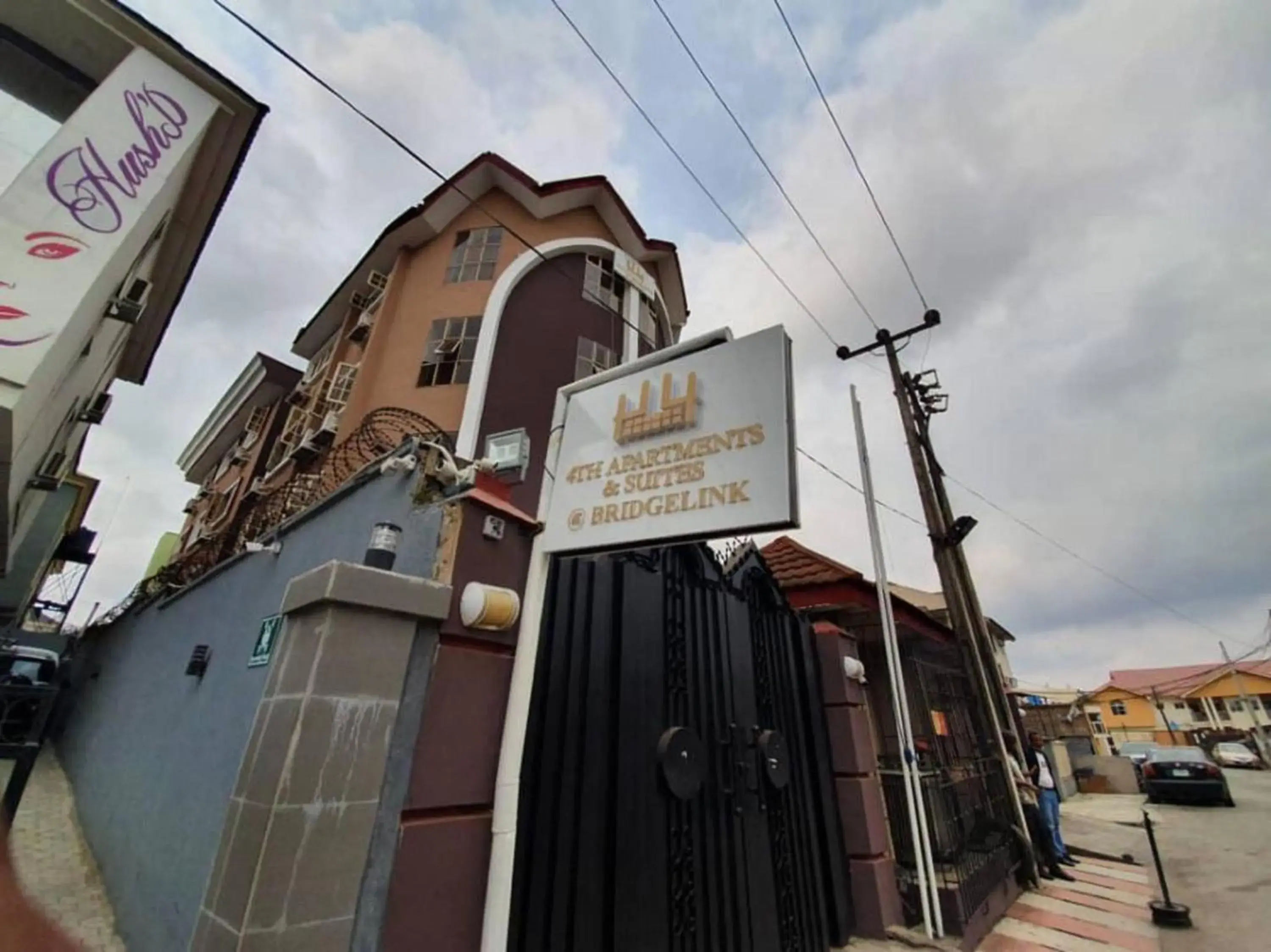 Property building in 4th Apartment and Suites Property building in 4th Apartment and Suites