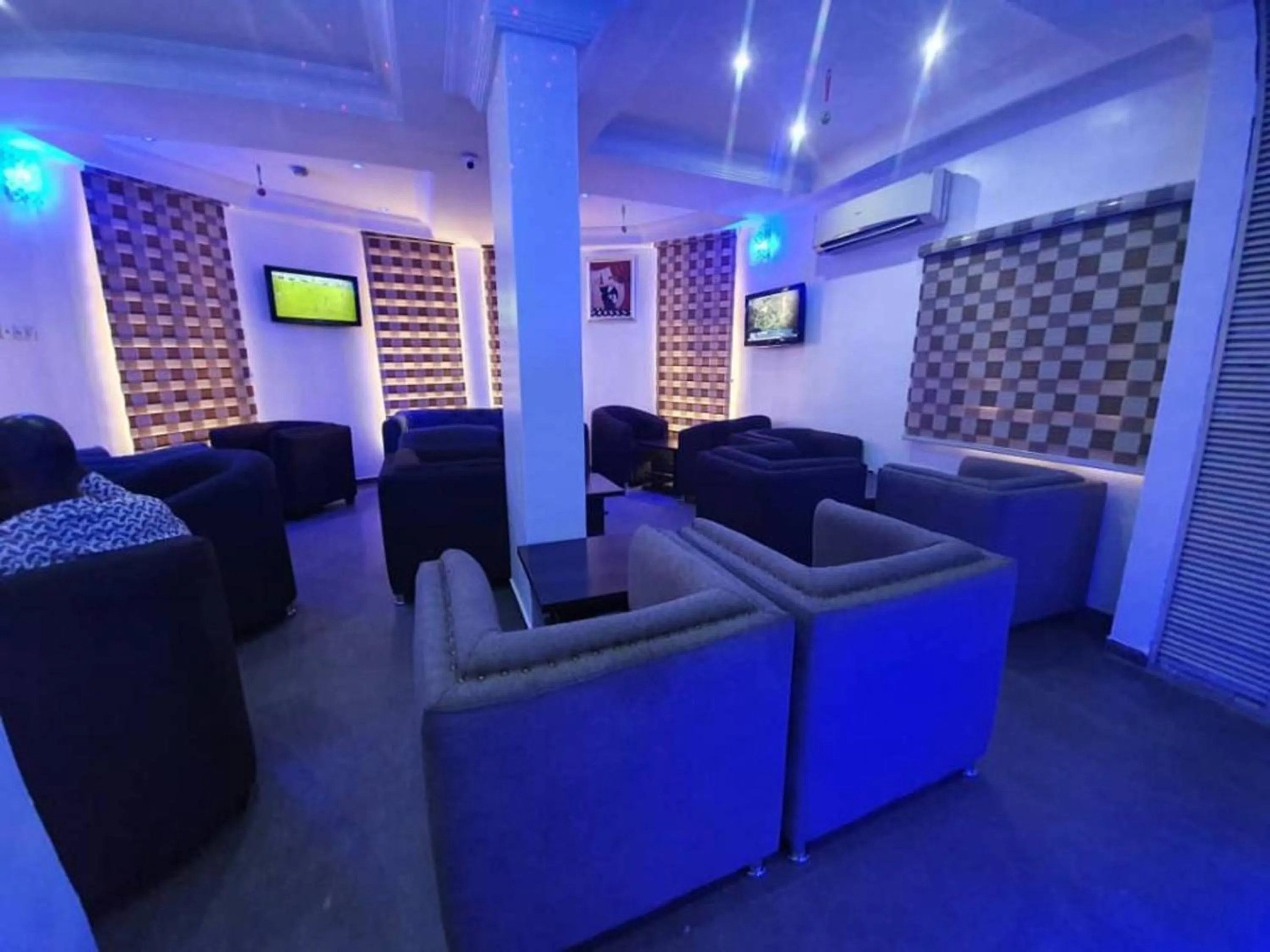 Lounge or bar in 4th Apartment and Suites