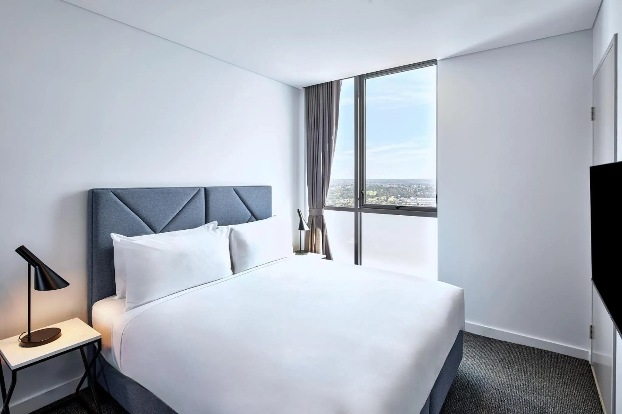 Bedroom, Bed in Meriton Suites Liverpool
