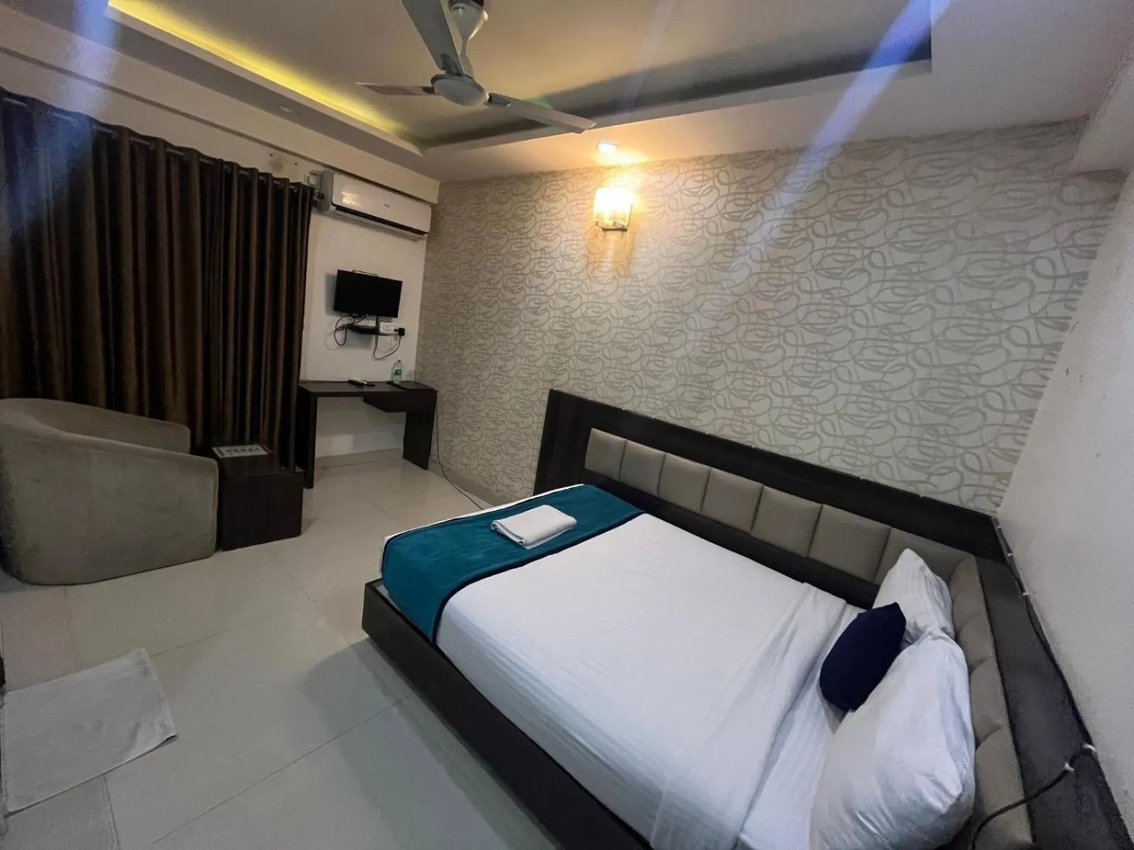 Photo of the whole room, Bed in Western Keys Hotel