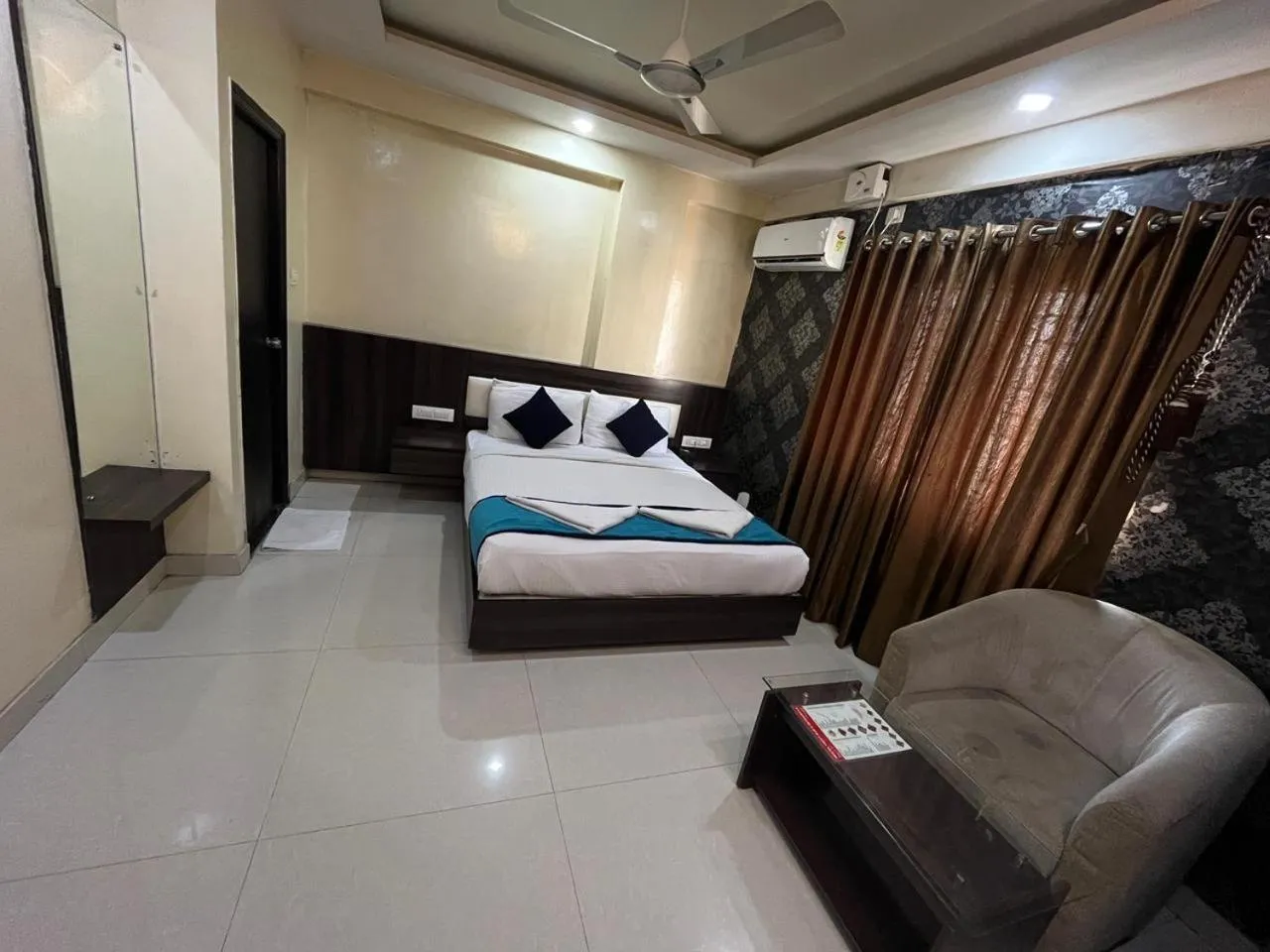 Photo of the whole room, Bed in Western Keys Hotel