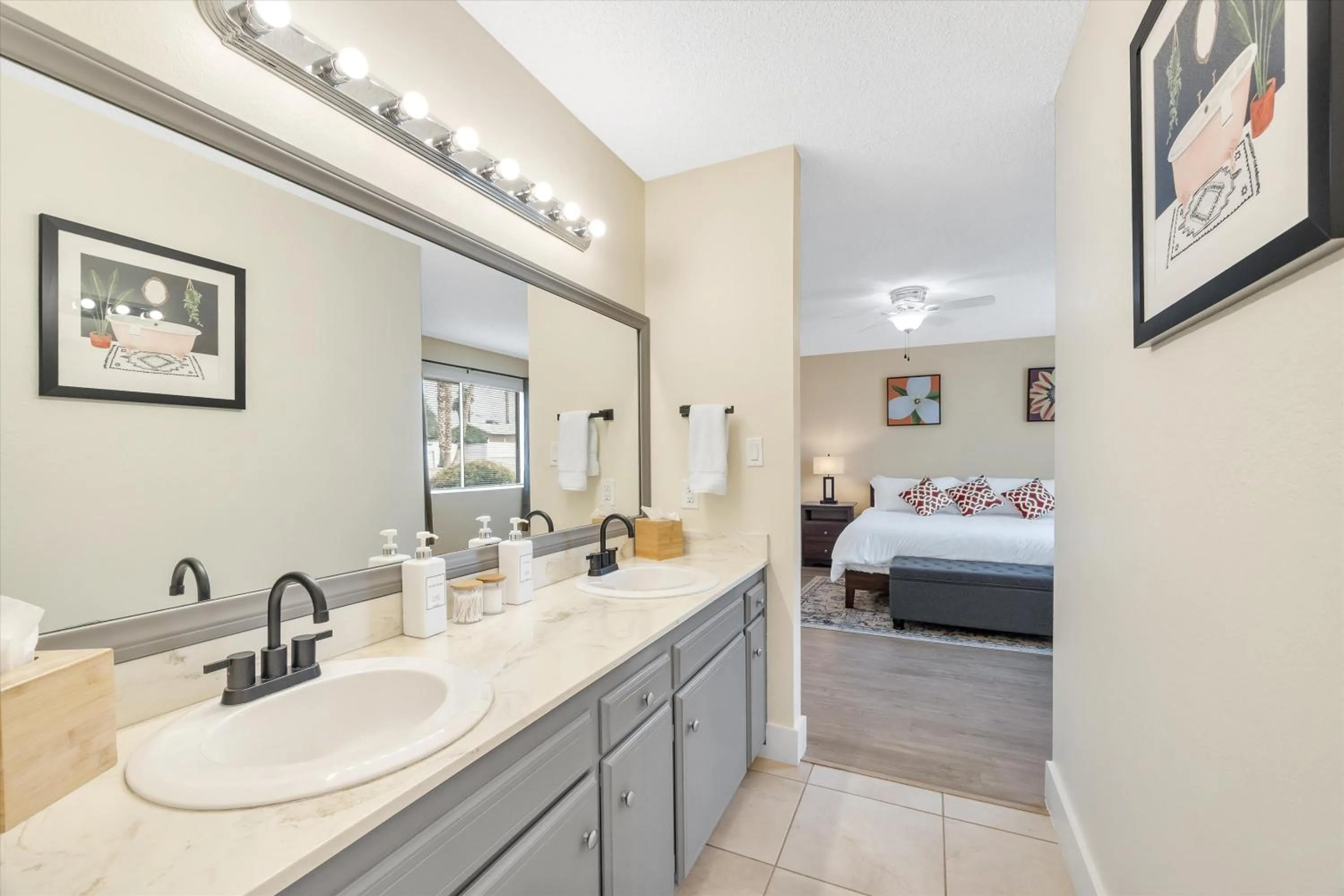 Bed in Stylish home with pool and spa