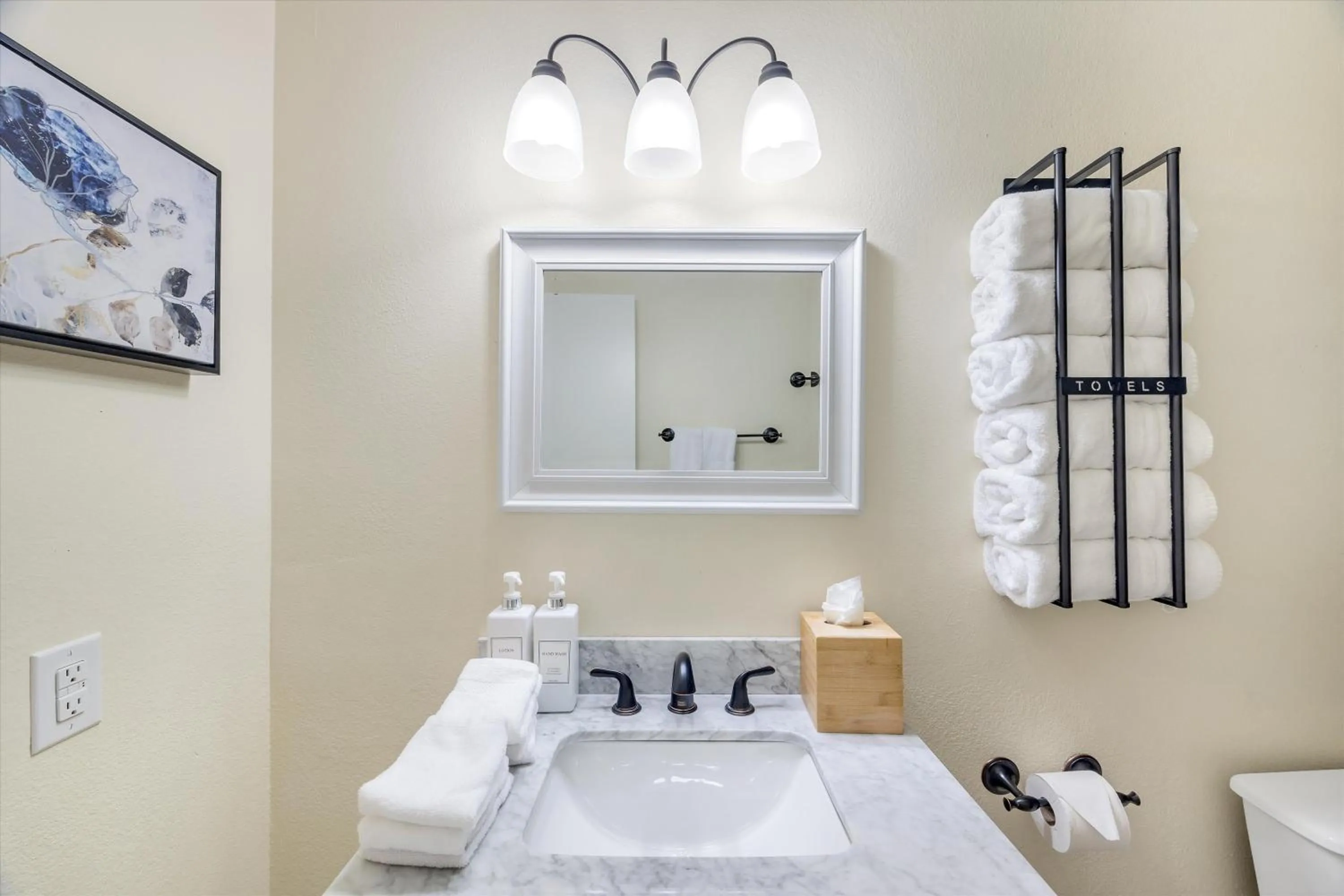 Bed in Stylish home with pool and spa