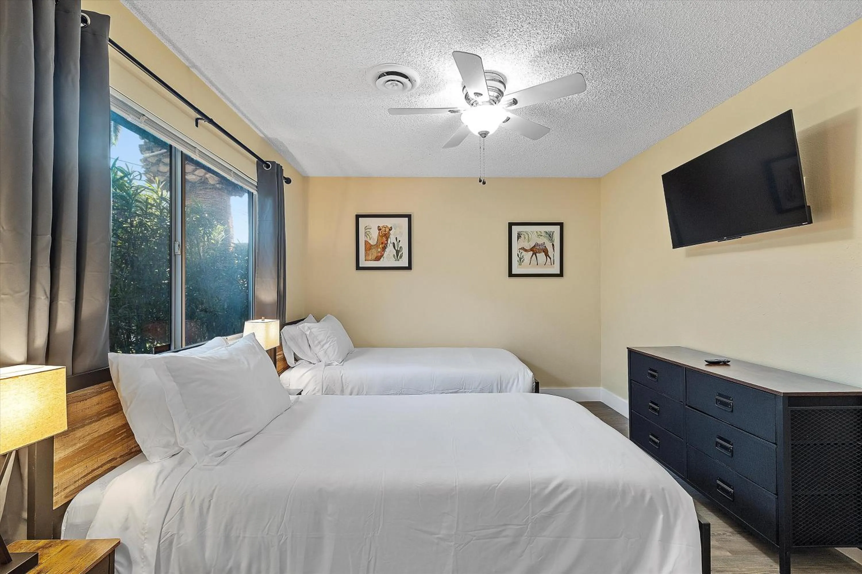 Bed in Stylish home with pool and spa