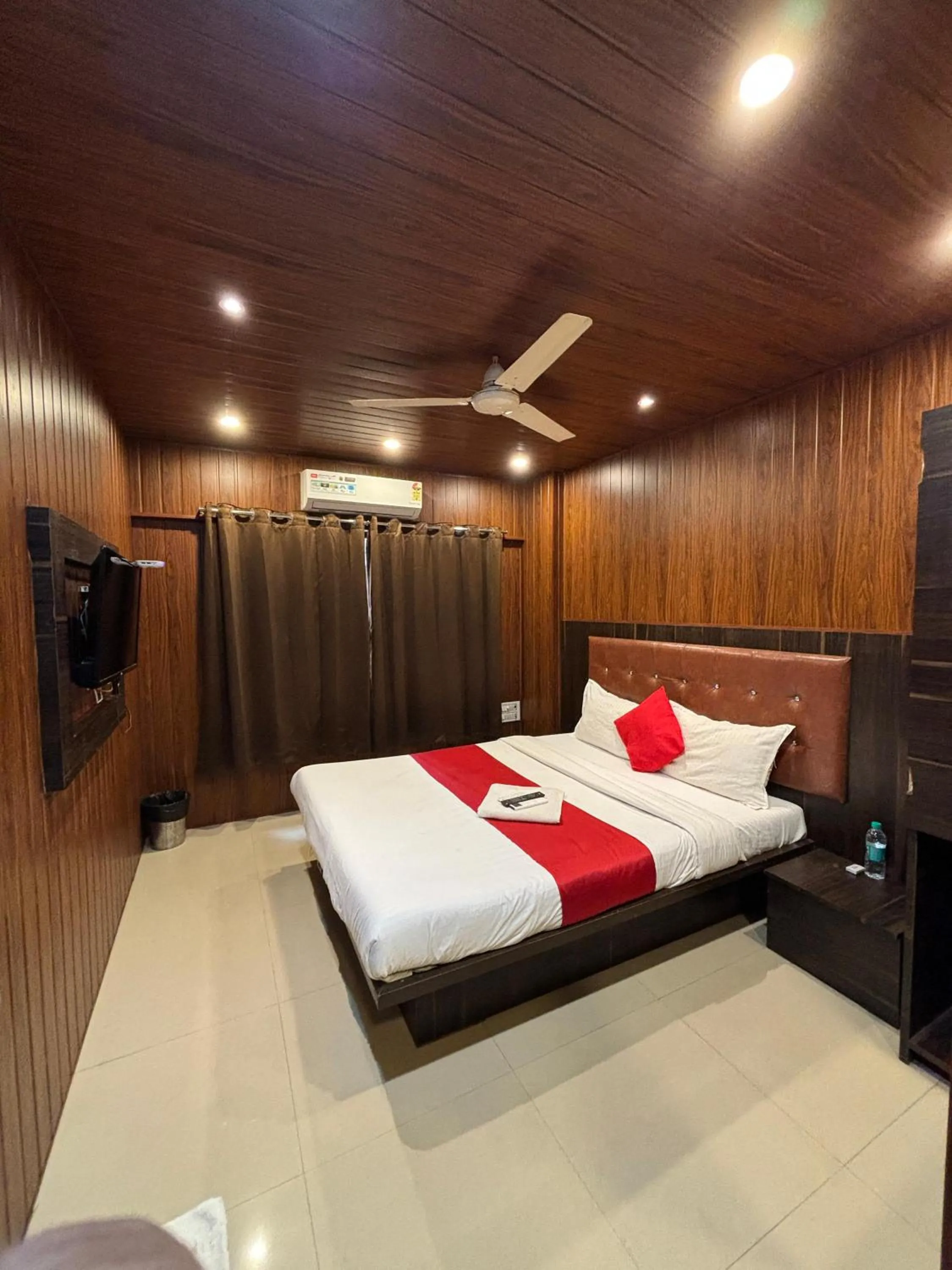 Bed in Hotel Borivali Executive - Near Borivali Railway Station