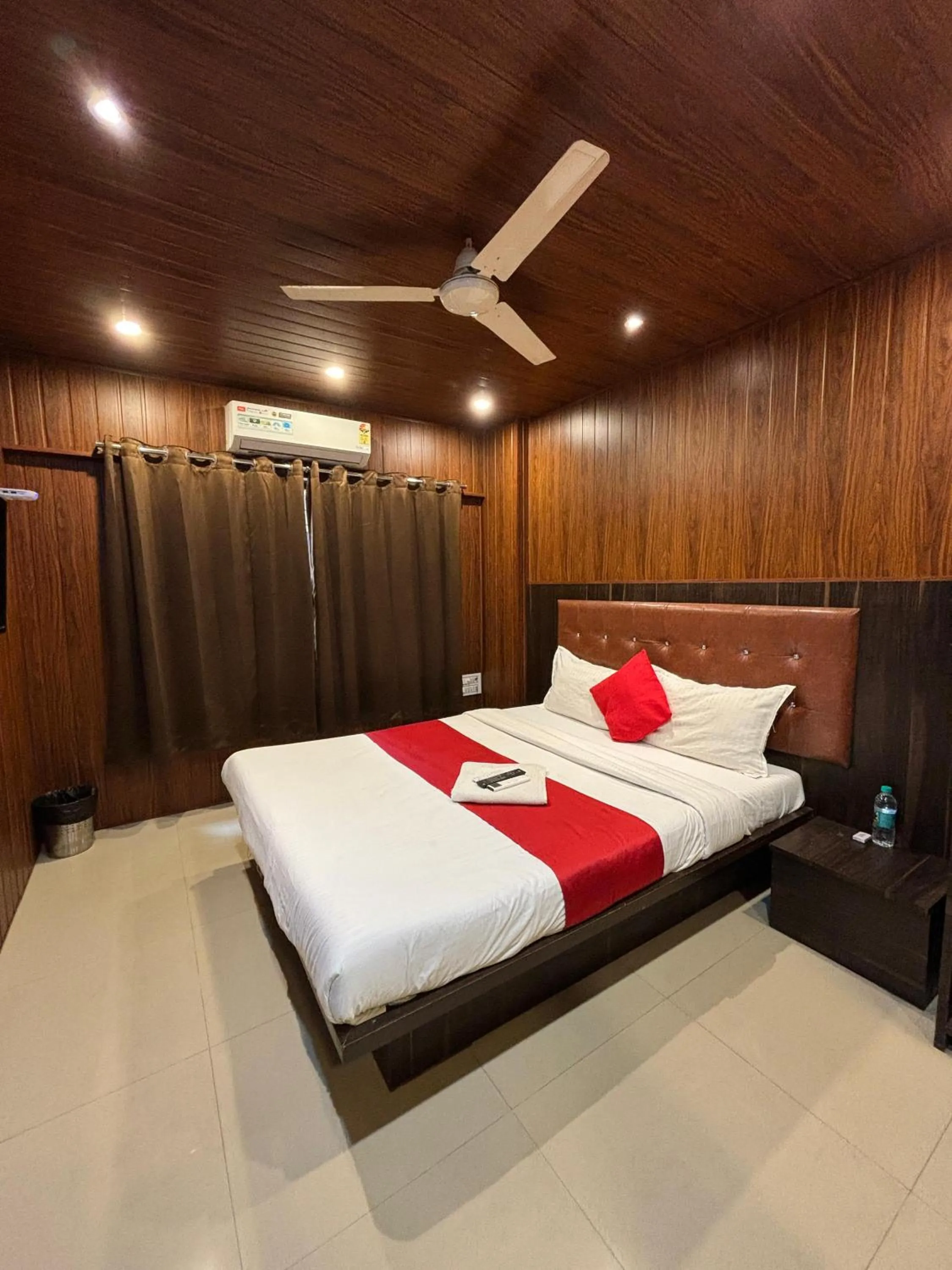 Bed in Hotel Borivali Executive - Near Borivali Railway Station