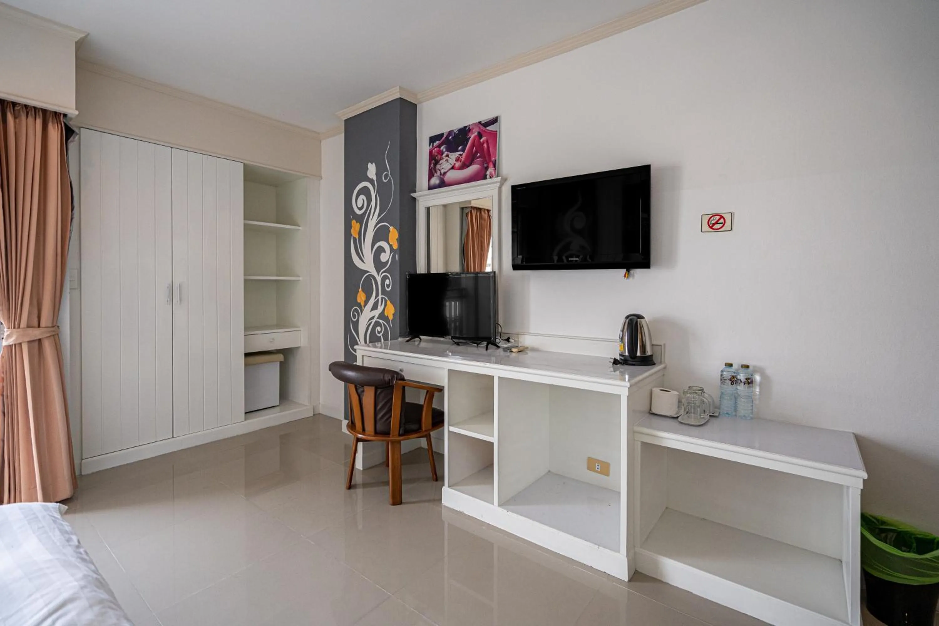 TV and multimedia in Santi White House Patong