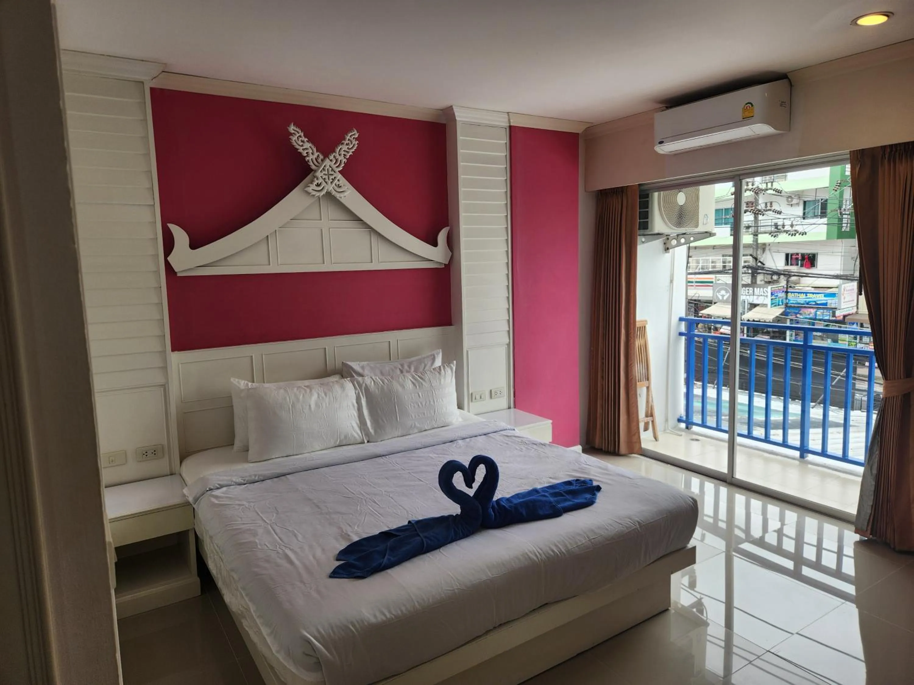 Bed in Santi White House Patong